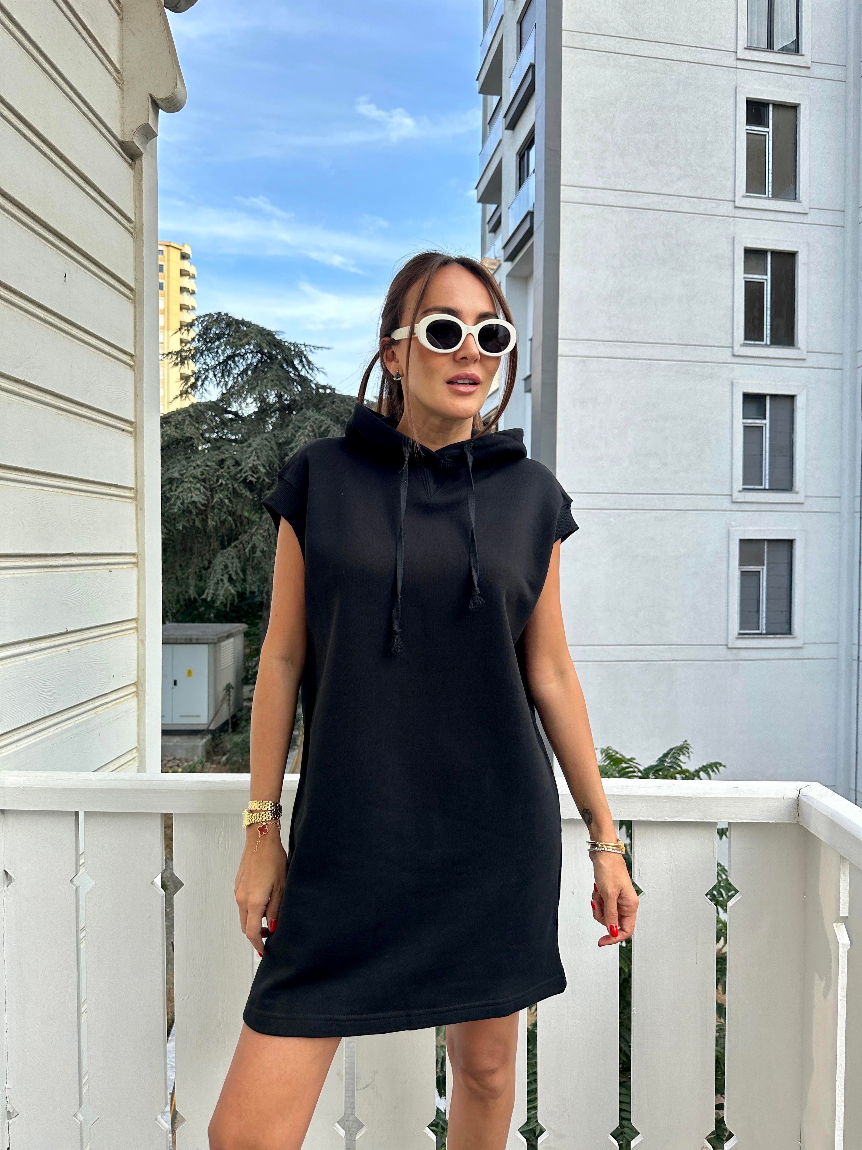 Siyah Kapüşonlu Kolsuz Elbise