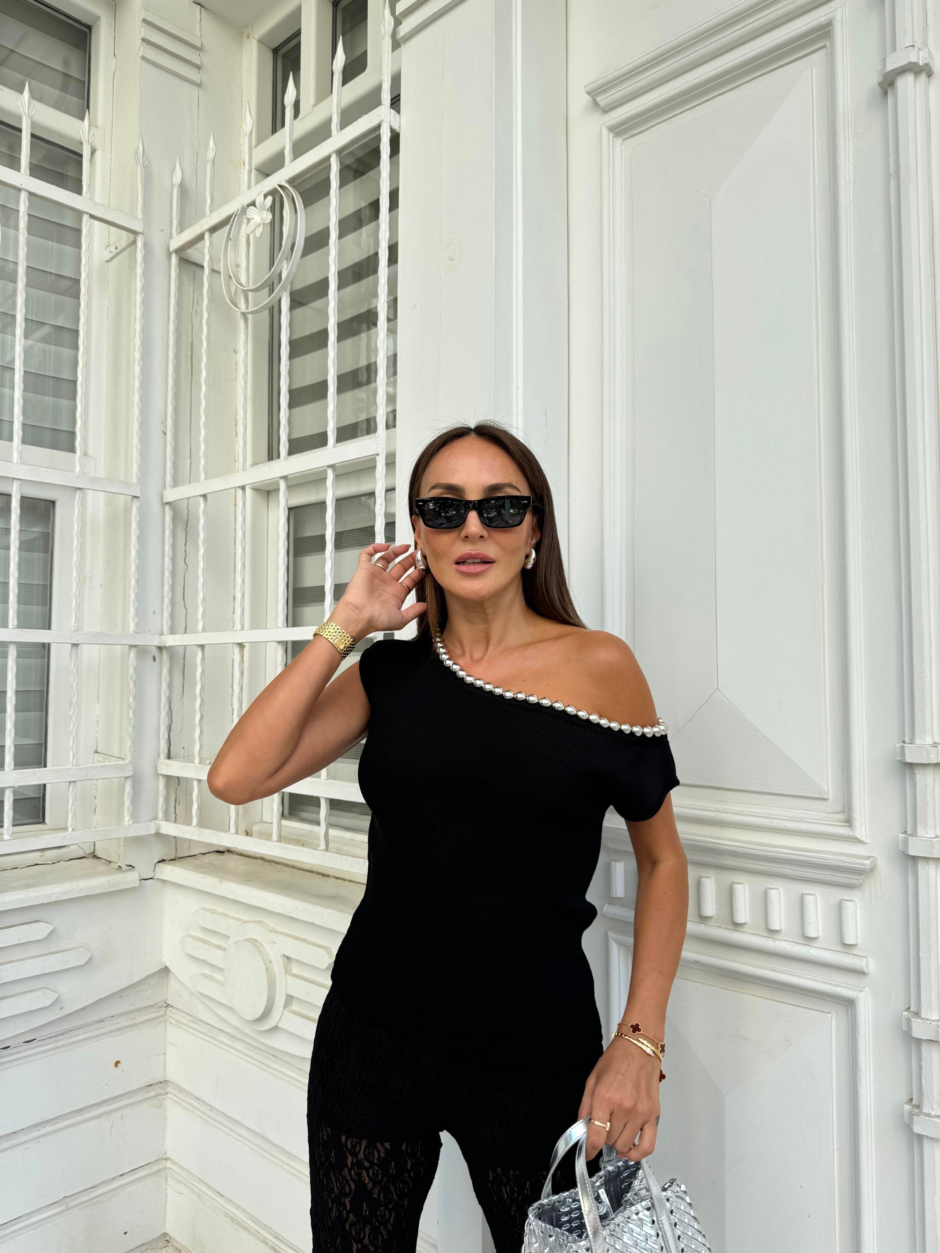 Siyah Kayık Yaka Boncuklu Triko Bluz
