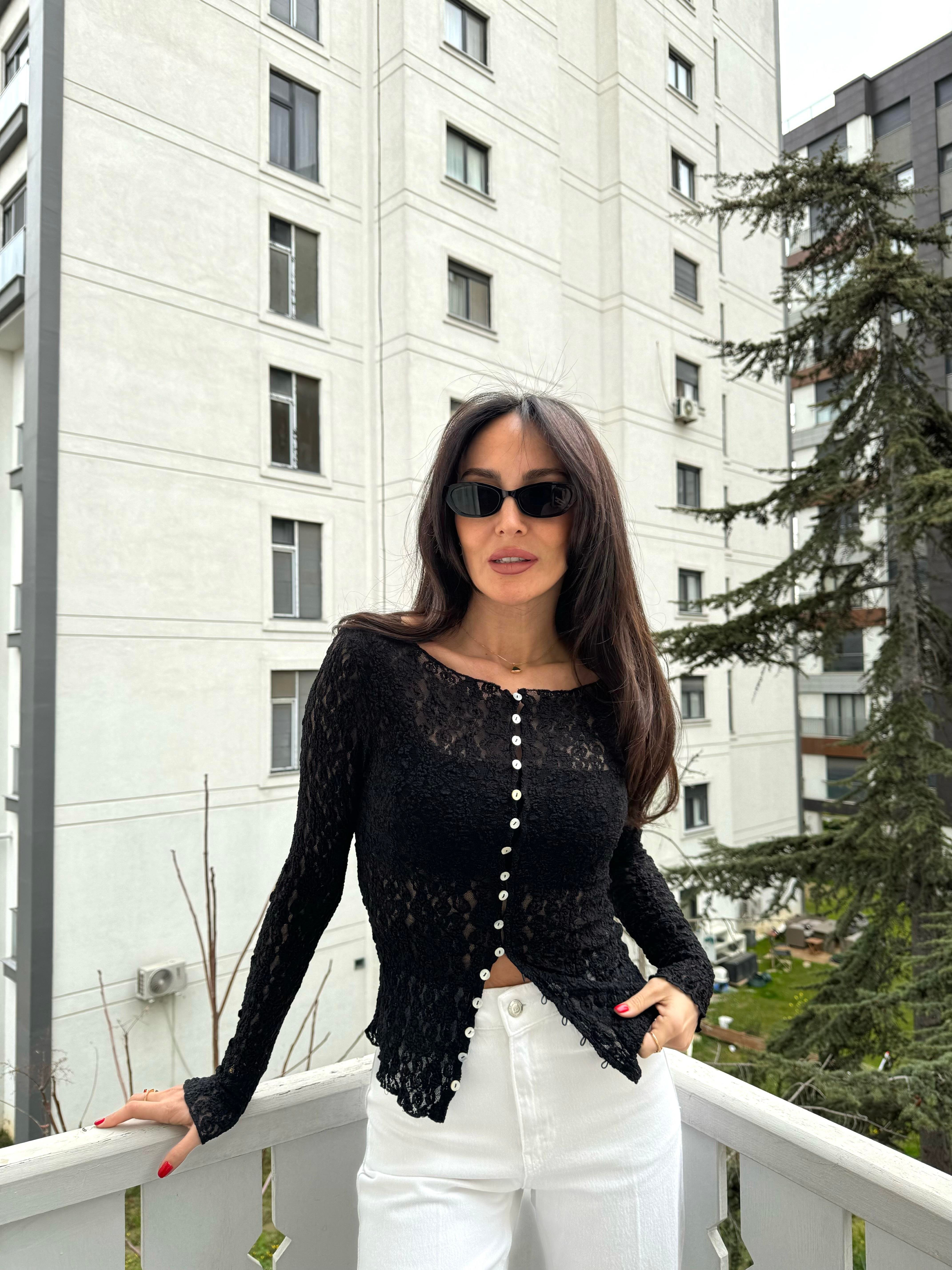 Siyah Kayık Yaka Düğmeli Dantel Hırka