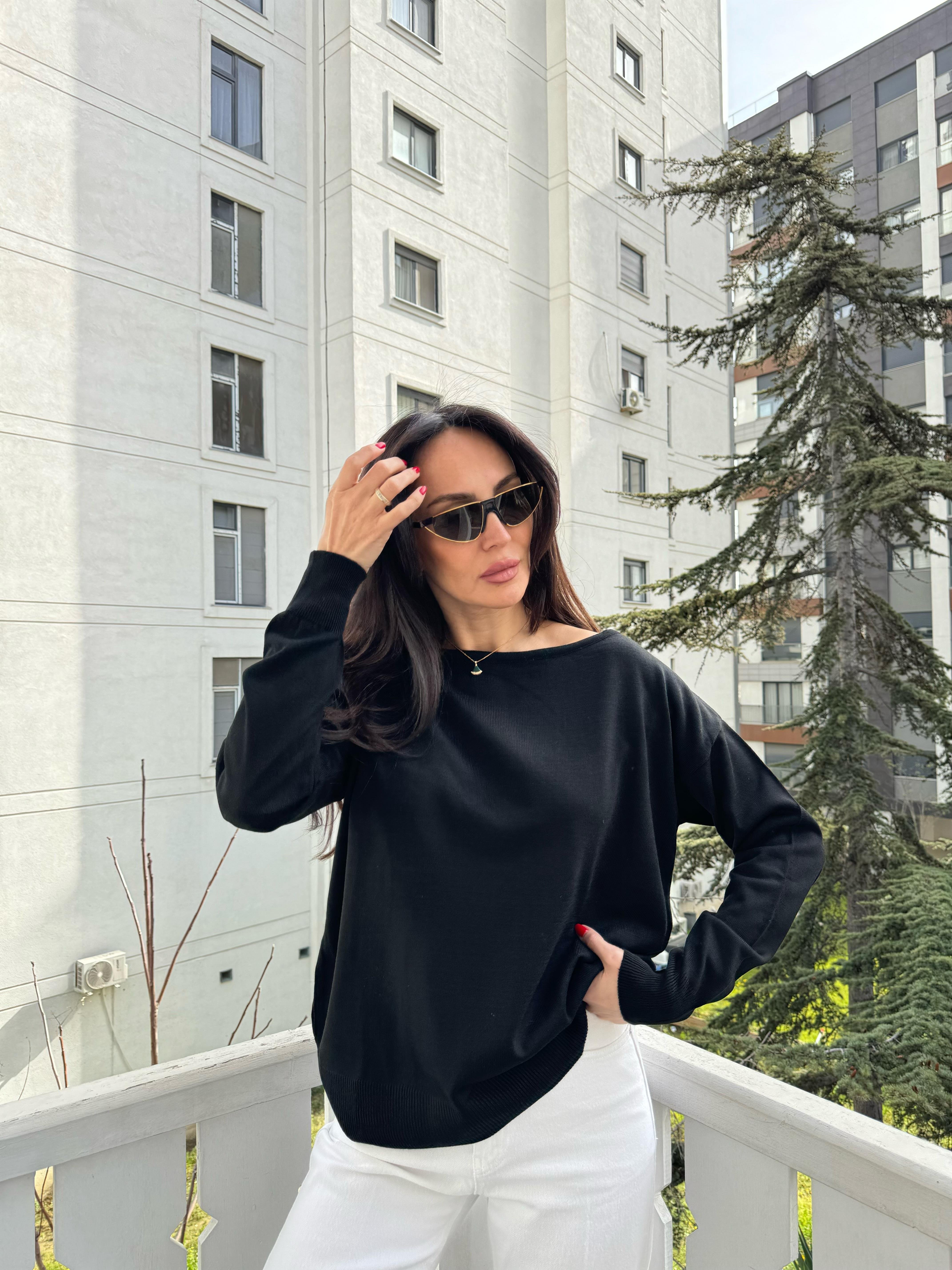 Siyah Kayık Yaka Triko