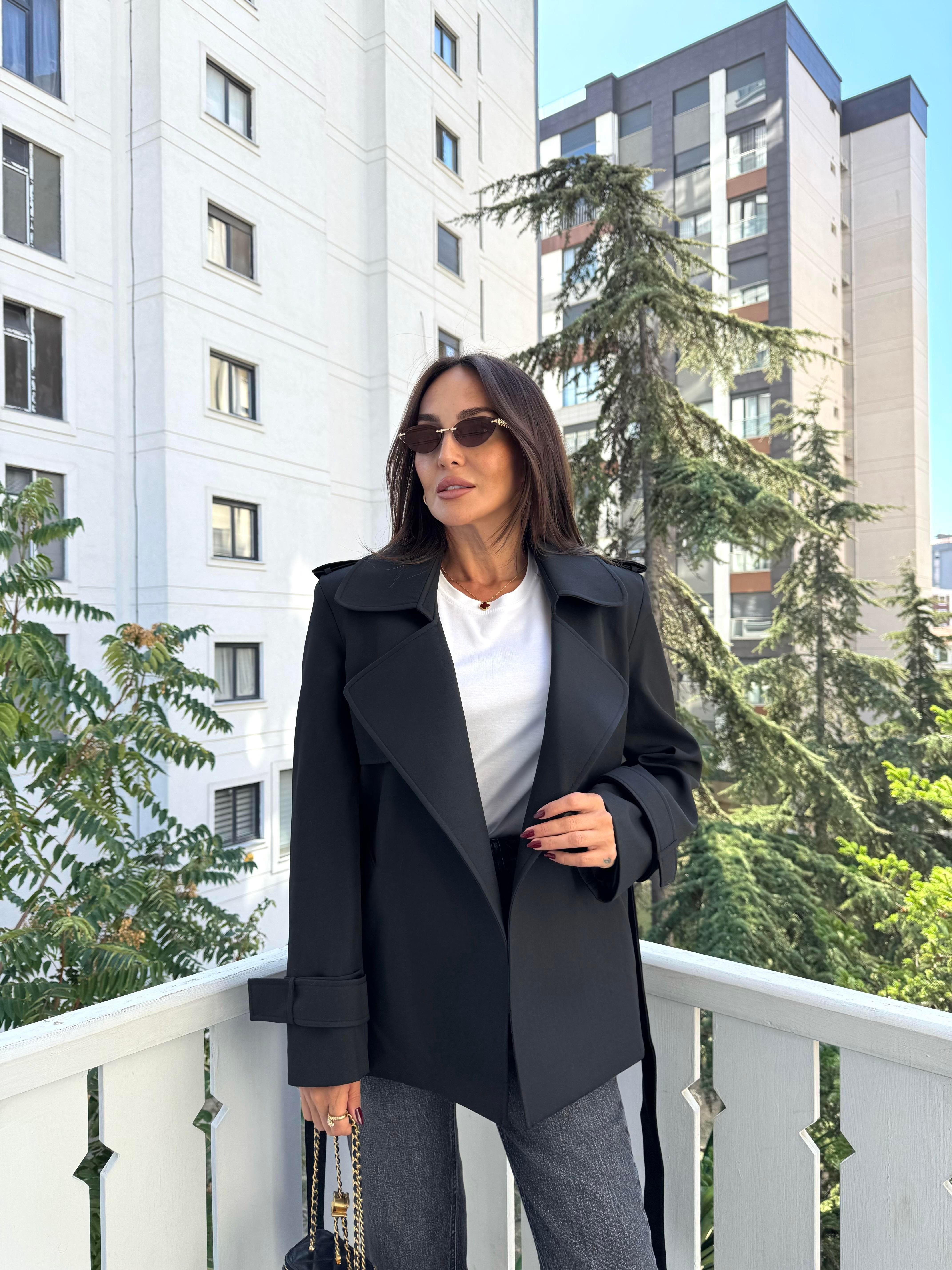 Siyah Kemerli Kruvaze Yaka Ceket