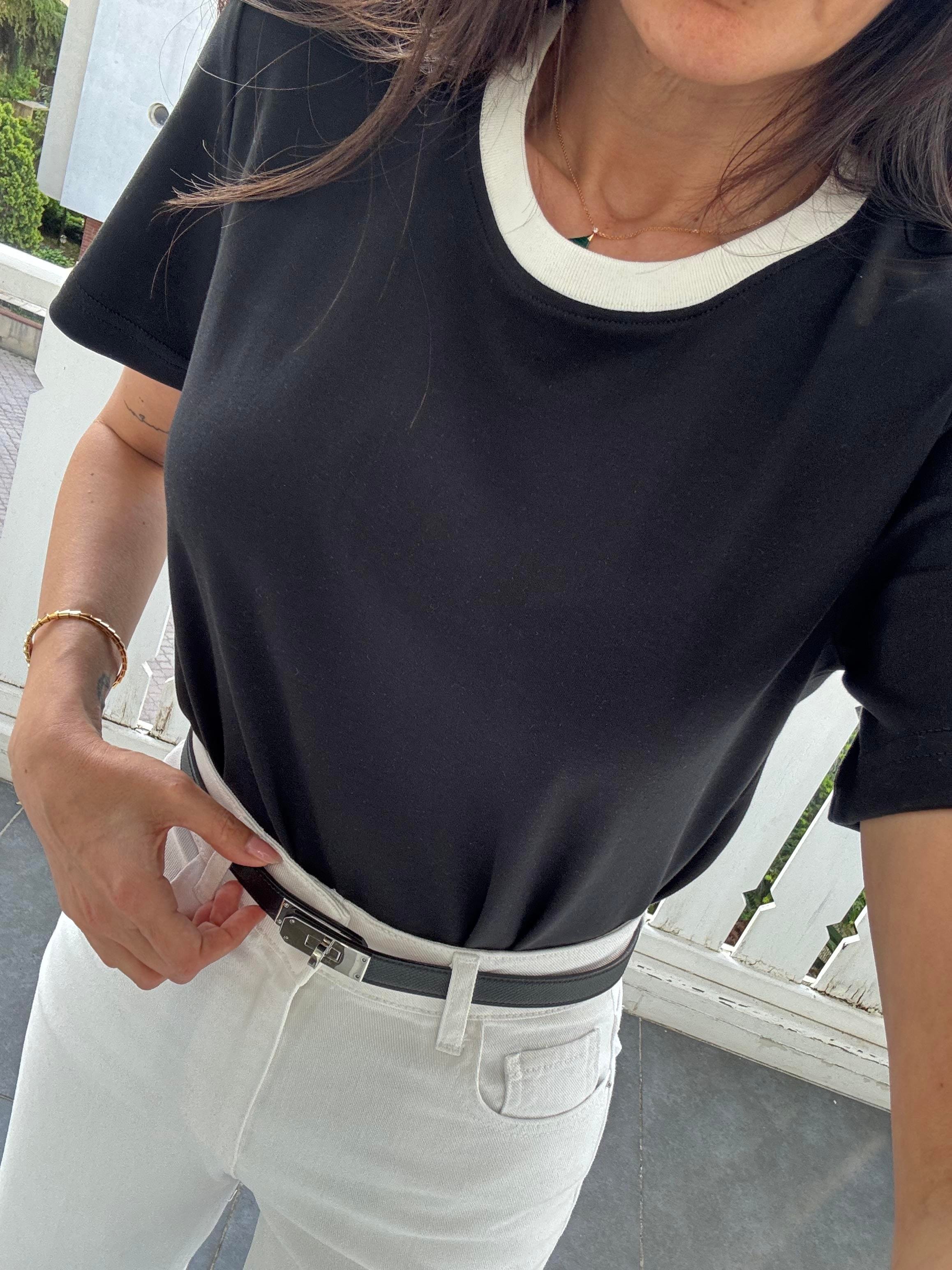 Siyah Kısa Kollu Yakası Şeritli Tişört