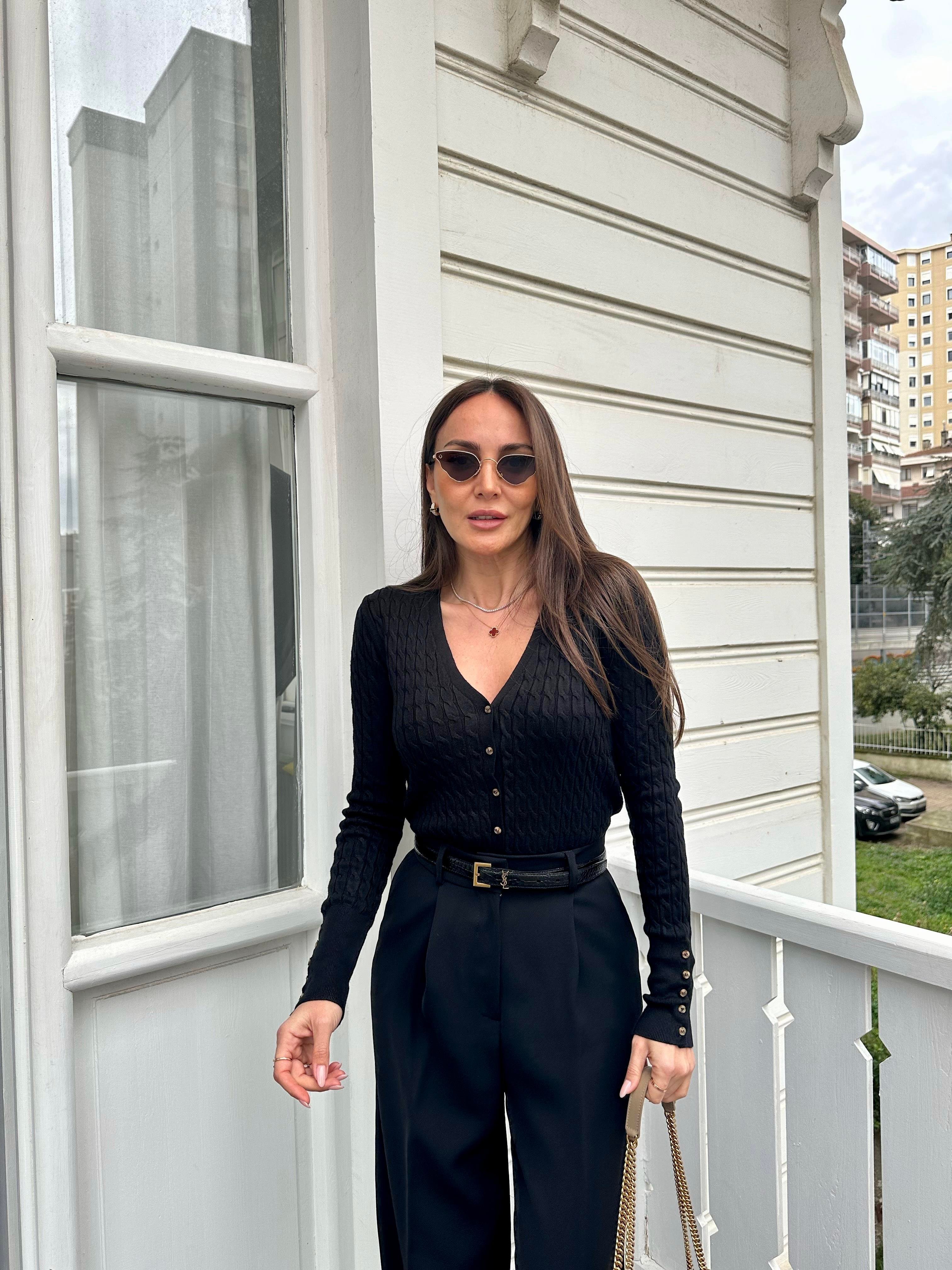 Siyah Kolları Düğmeli V Yaka Hırka