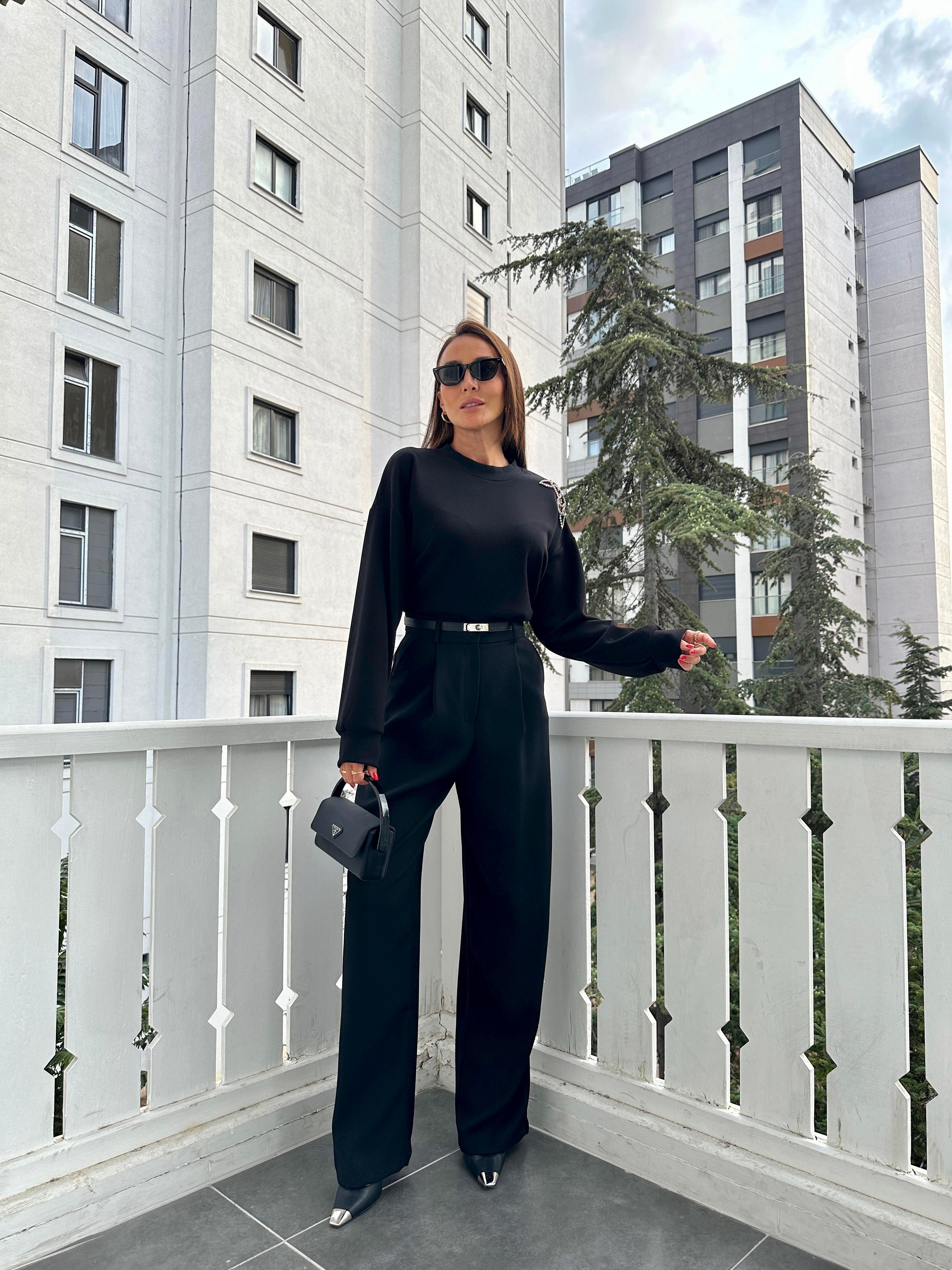 Siyah Omuz Detaylı Tasarım Sweatshirt