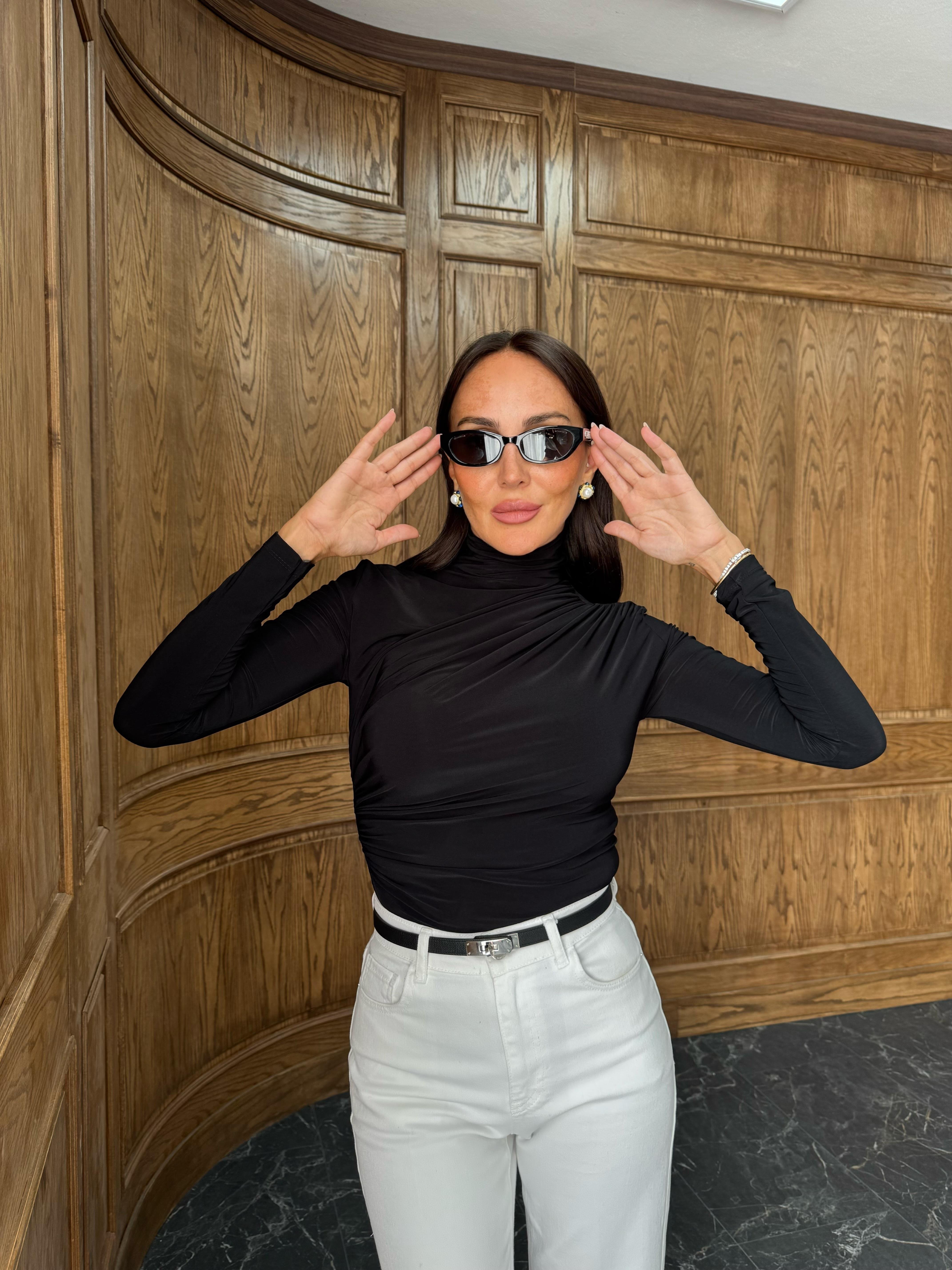 Siyah Omuz ve Bel Pile Bluz