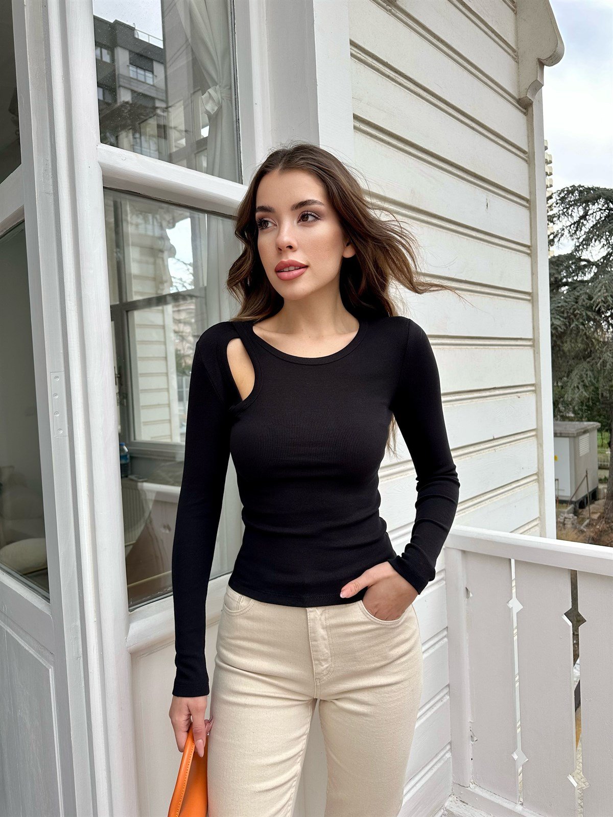 Siyah  Omzu Açık Bluz