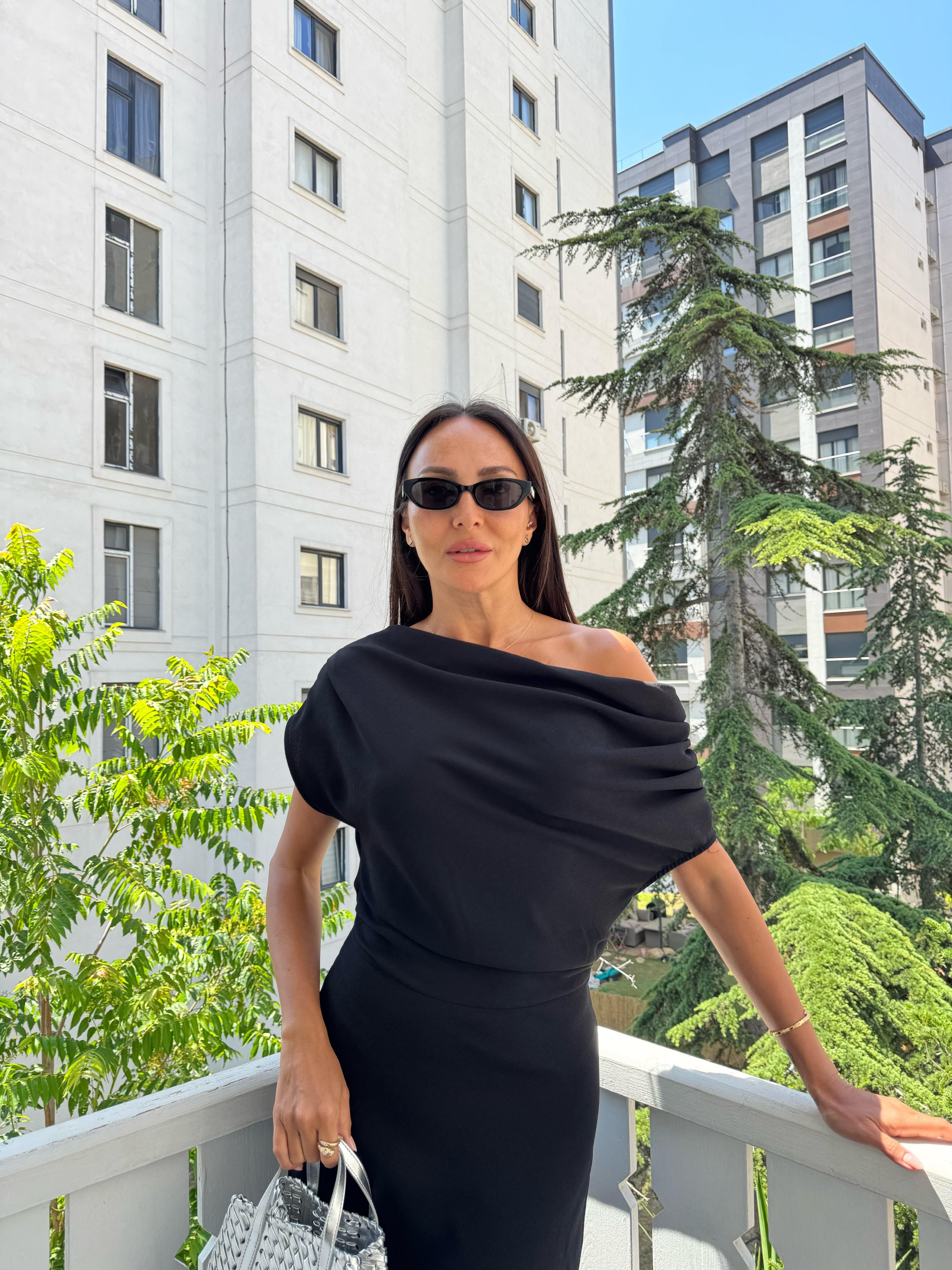 Siyah Omzu Dökümlü Elbise