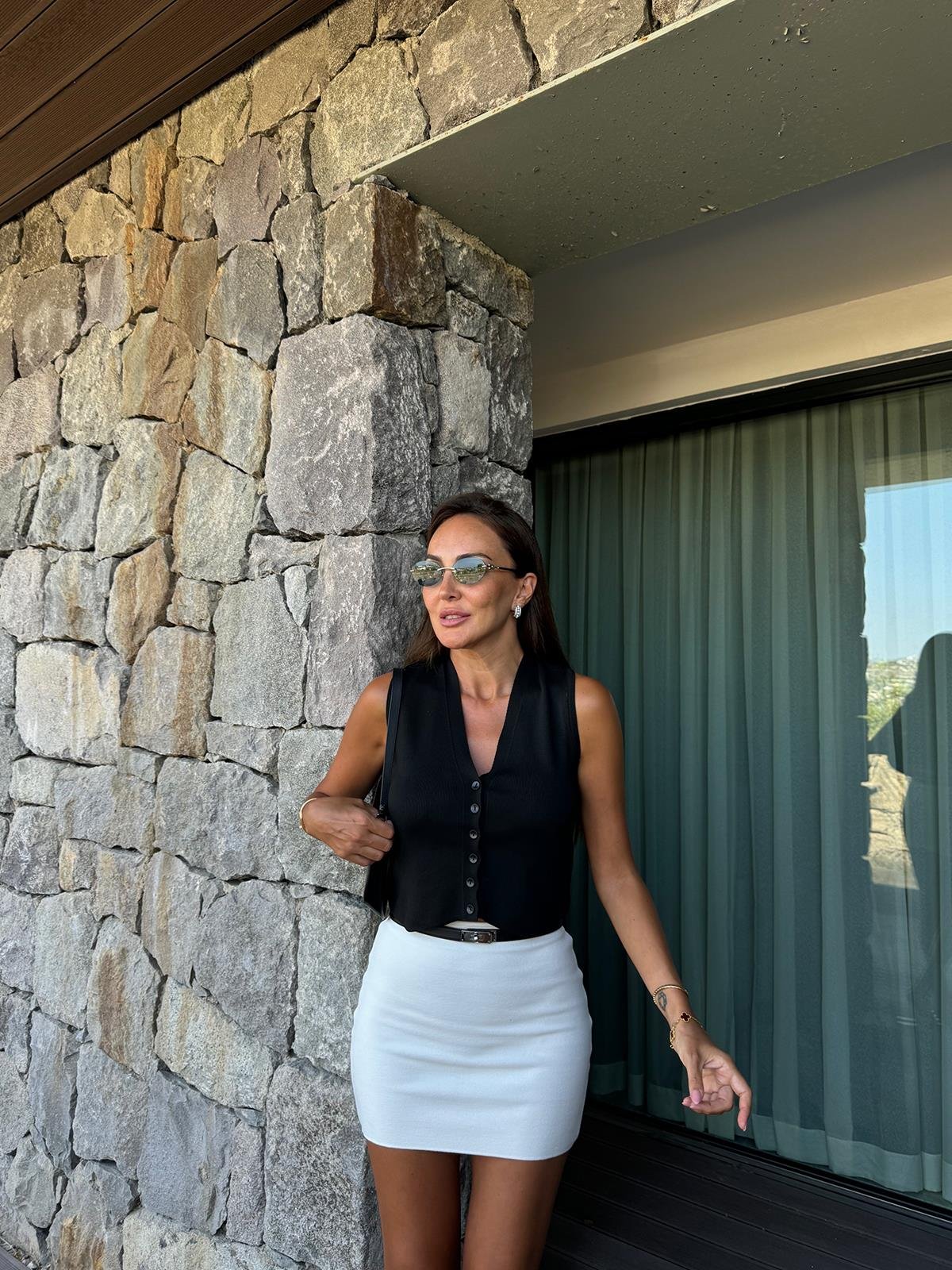 Siyah Önü Düğmeli Düz Yelek