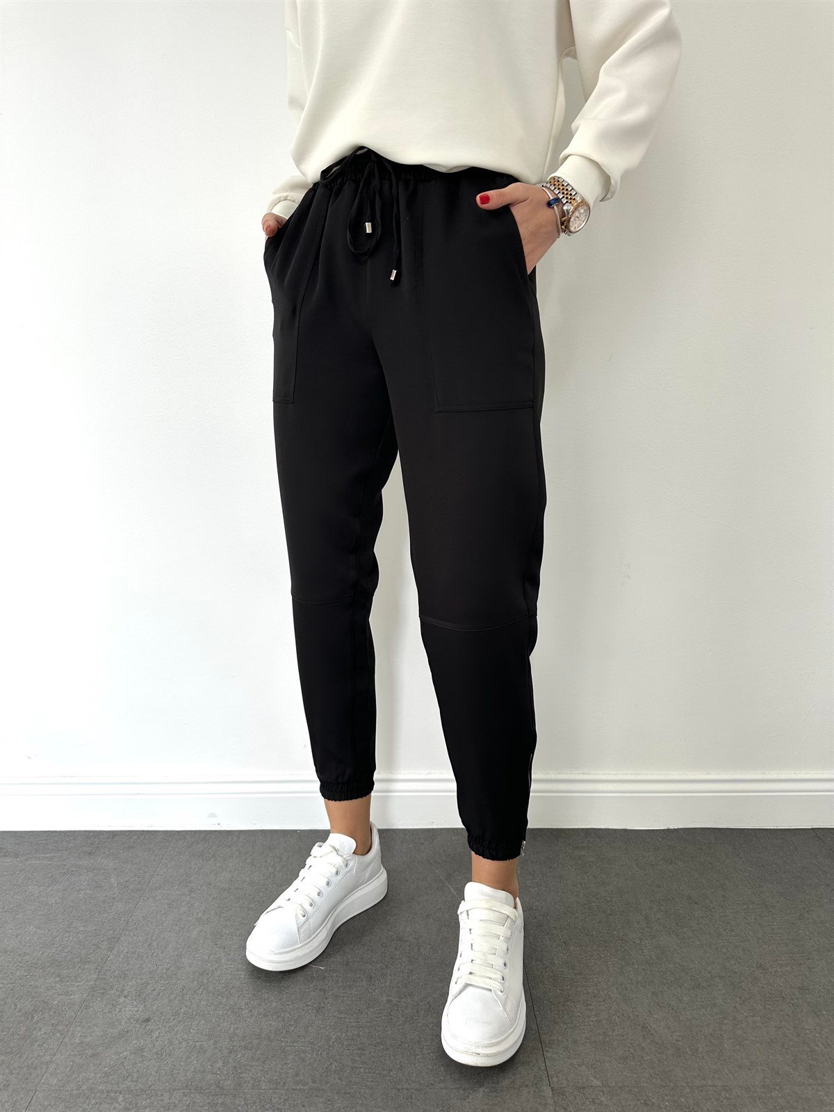 Siyah Paçası Lastikli Eşofman