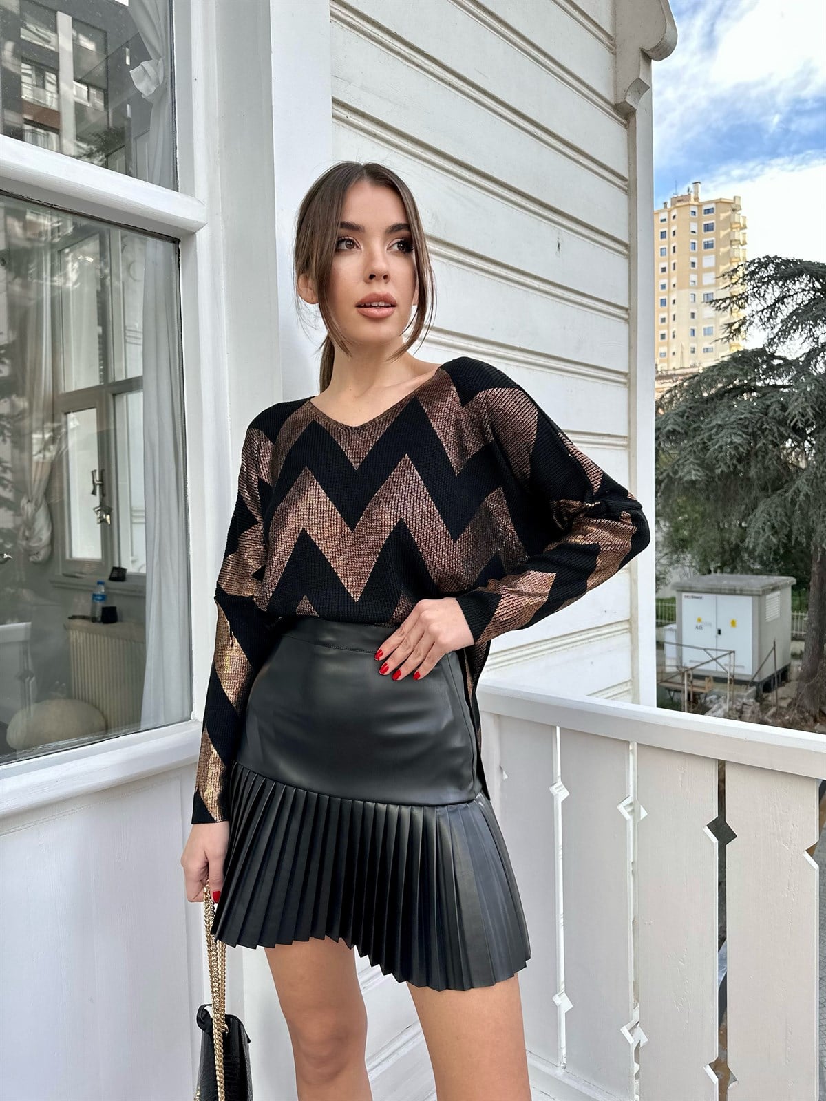 Siyah  Pileli Kısa Deri Etek
