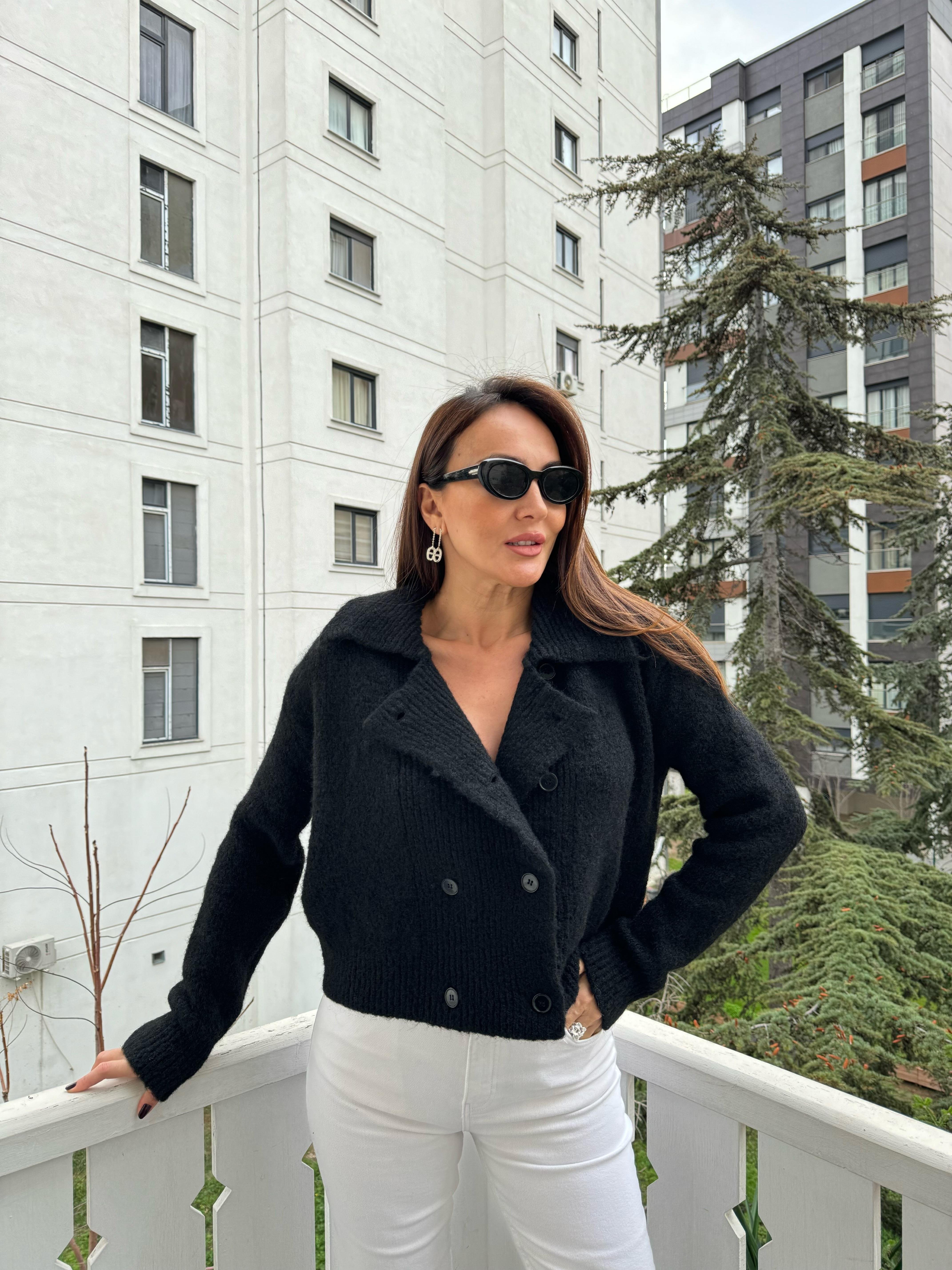Siyah Polo Yaka Düğmeli Yumuşak Triko Hırka