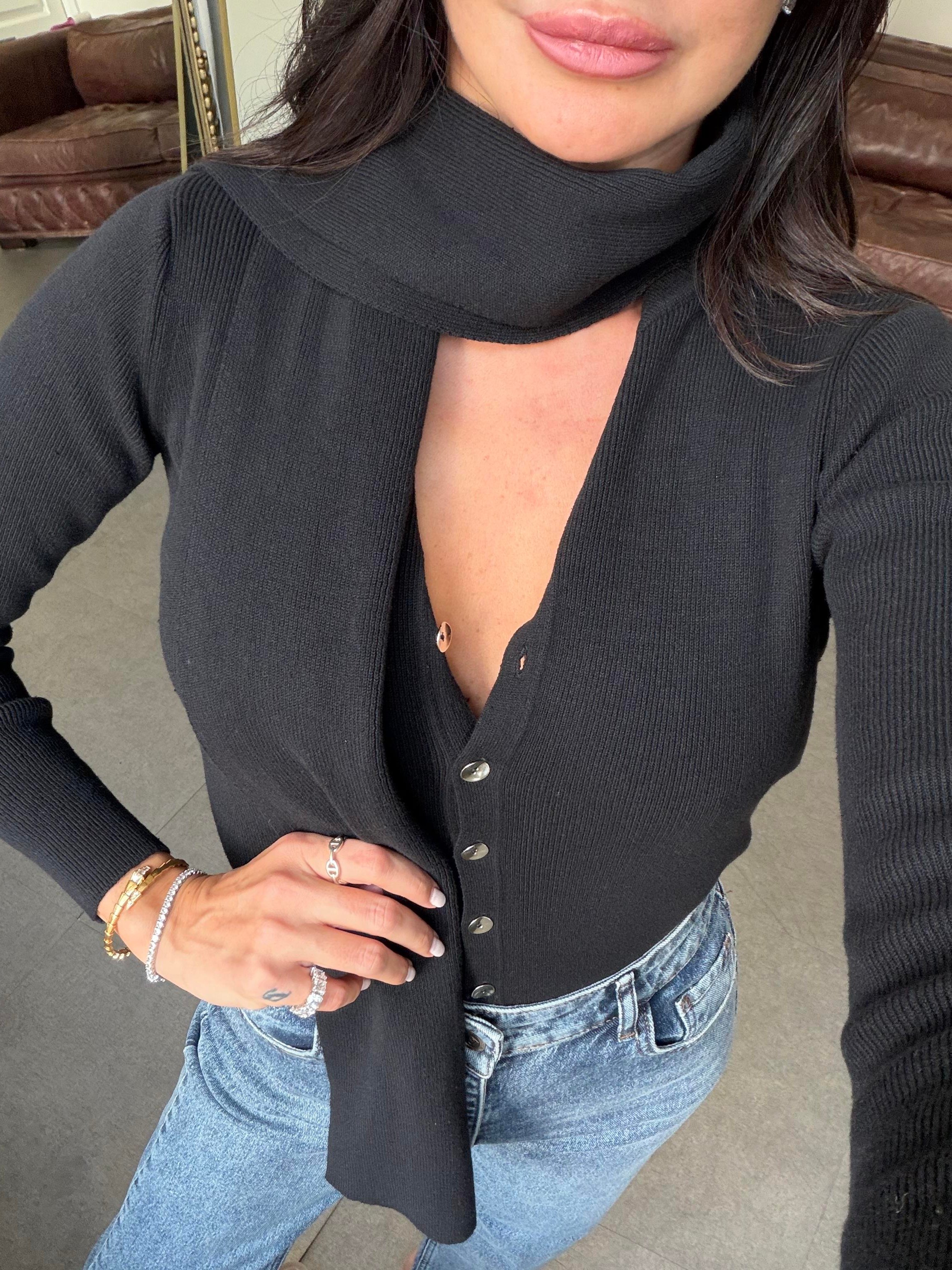 Siyah Şal Aksesuarlı Sedef Düğmeli Hırka