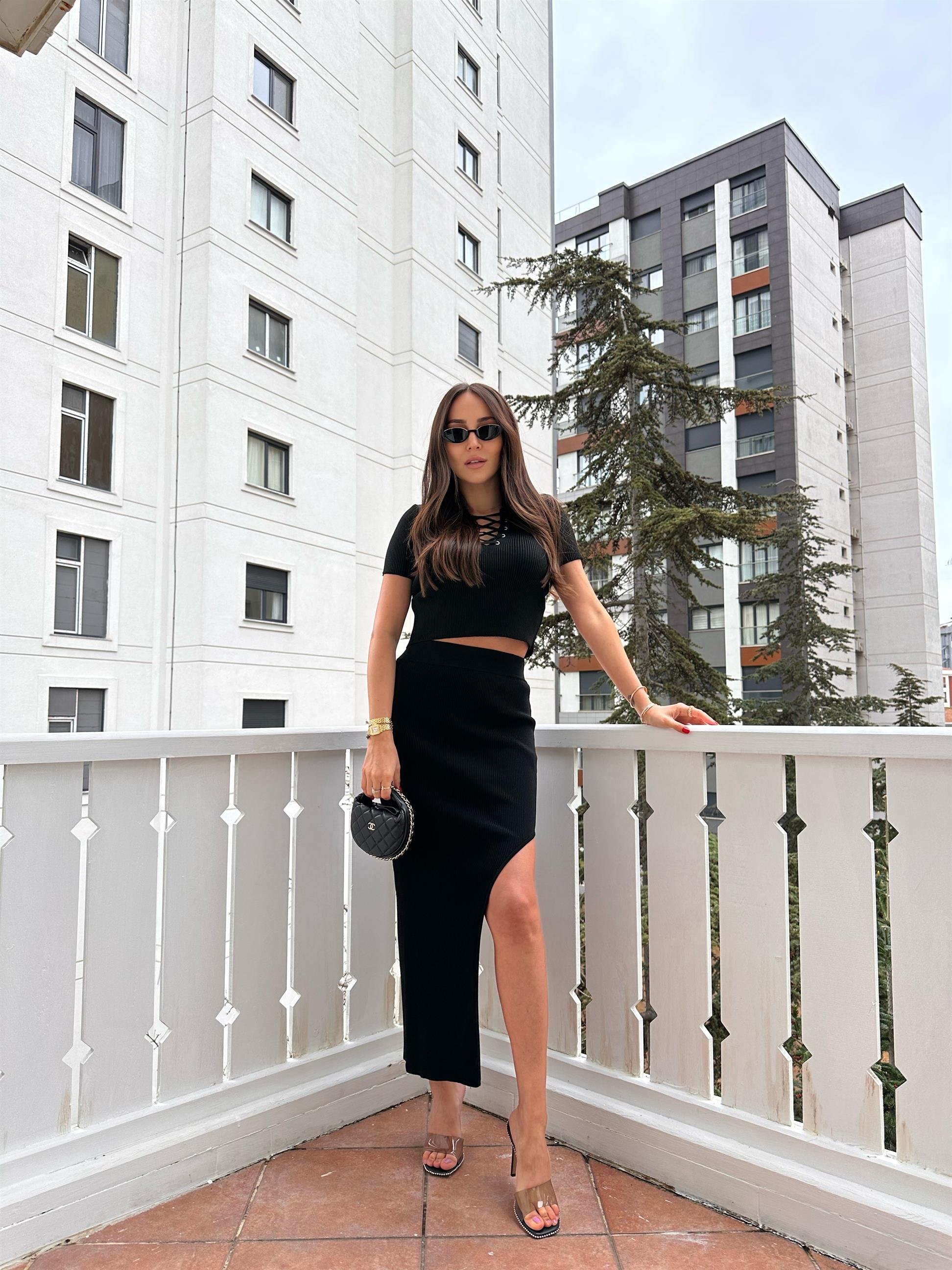 Siyah Sol Taraf Yırtmaçlı Etek