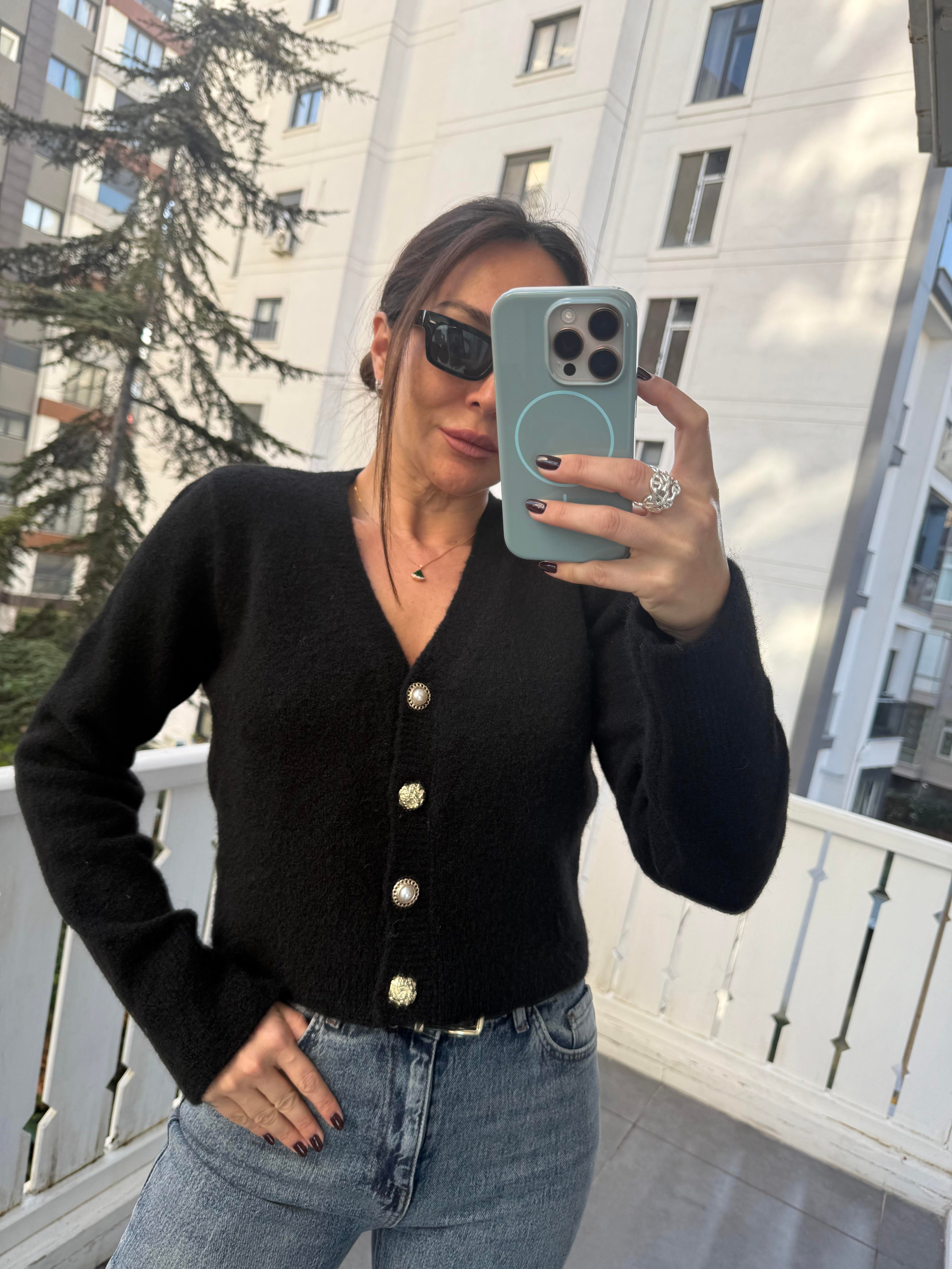 Siyah V Yaka Düğmeli Triko Hırka
