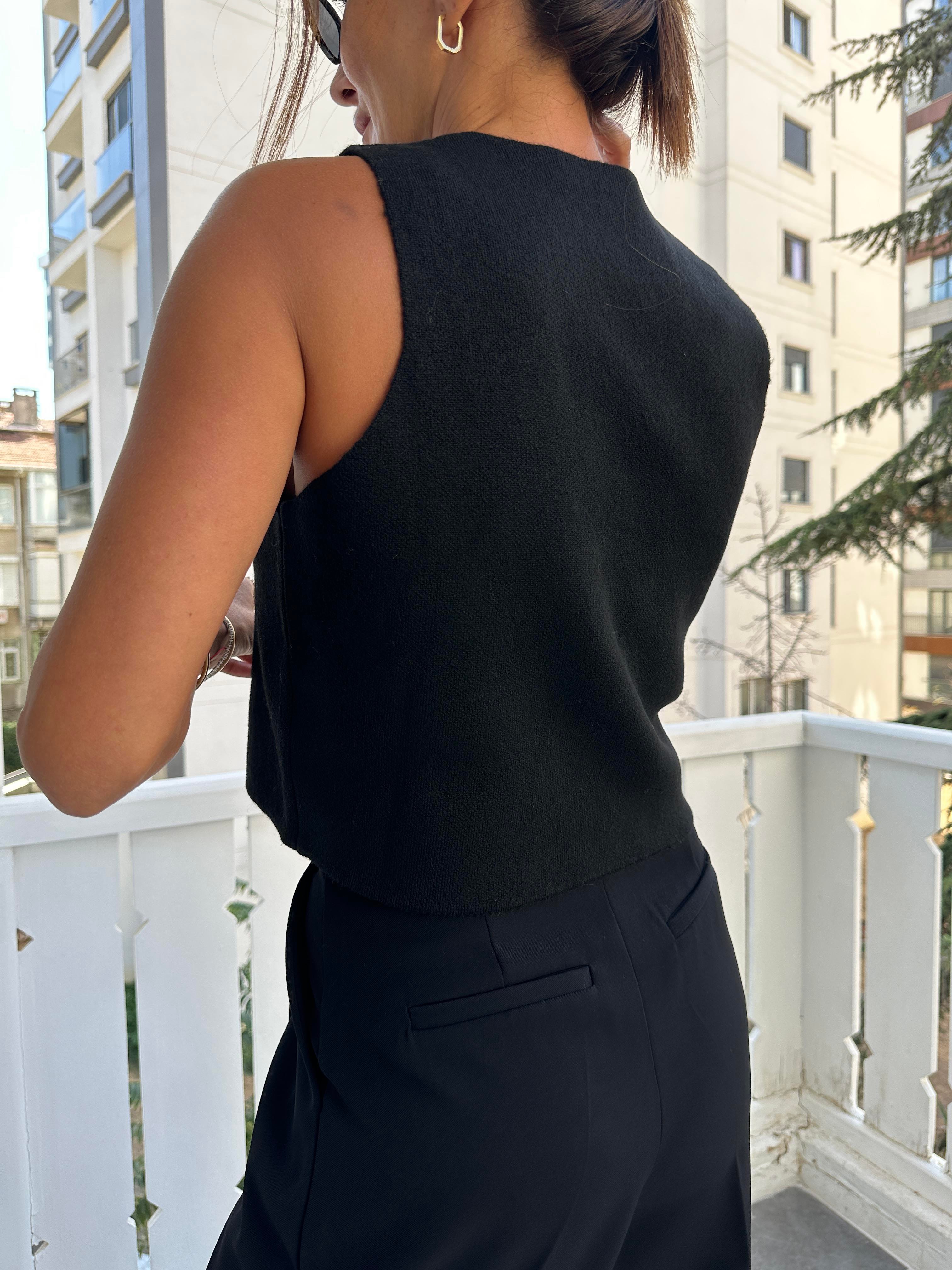 Siyah V Yaka Sedef Düğmeli Yelek