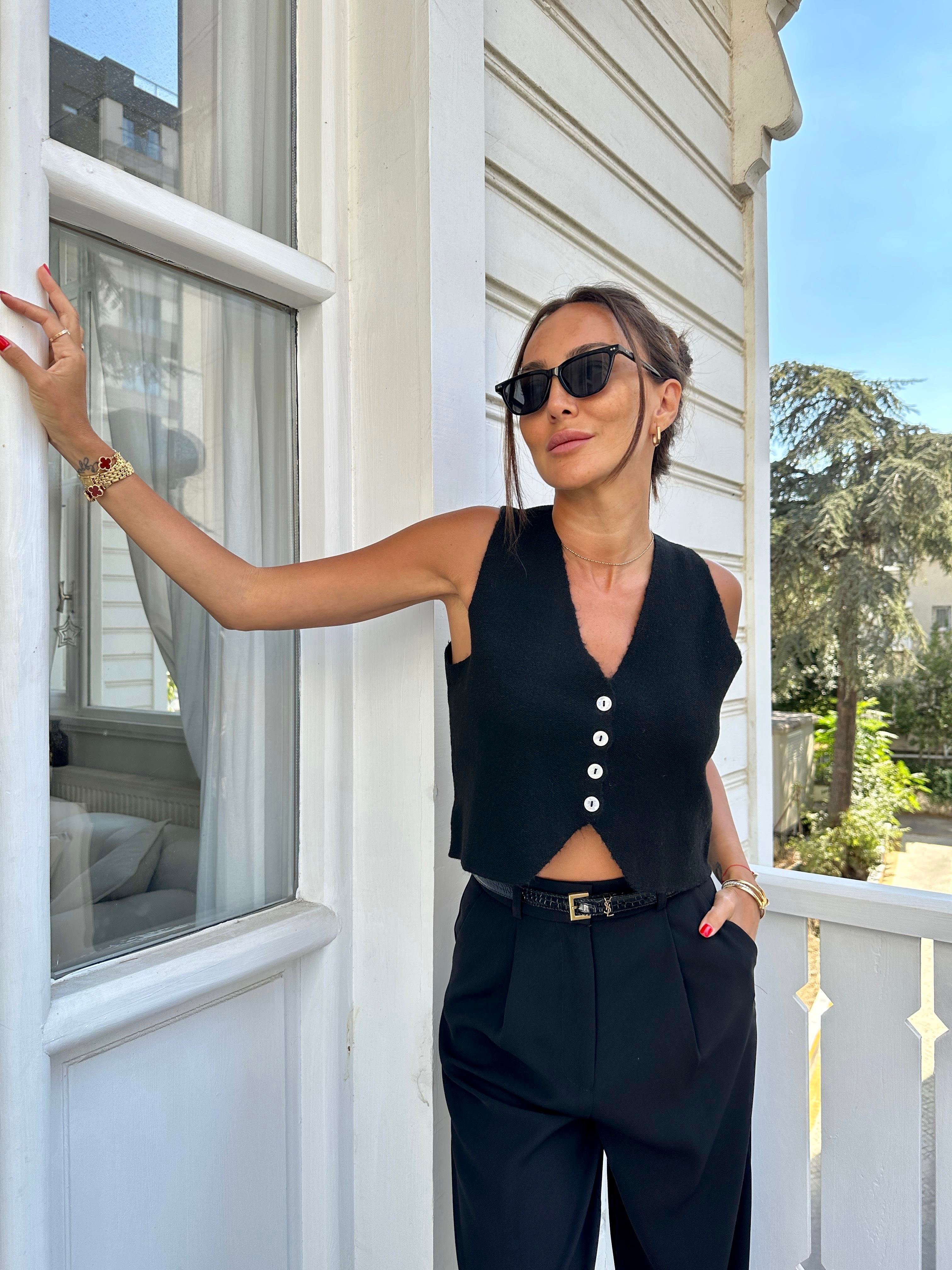 Siyah V Yaka Sedef Düğmeli Yelek