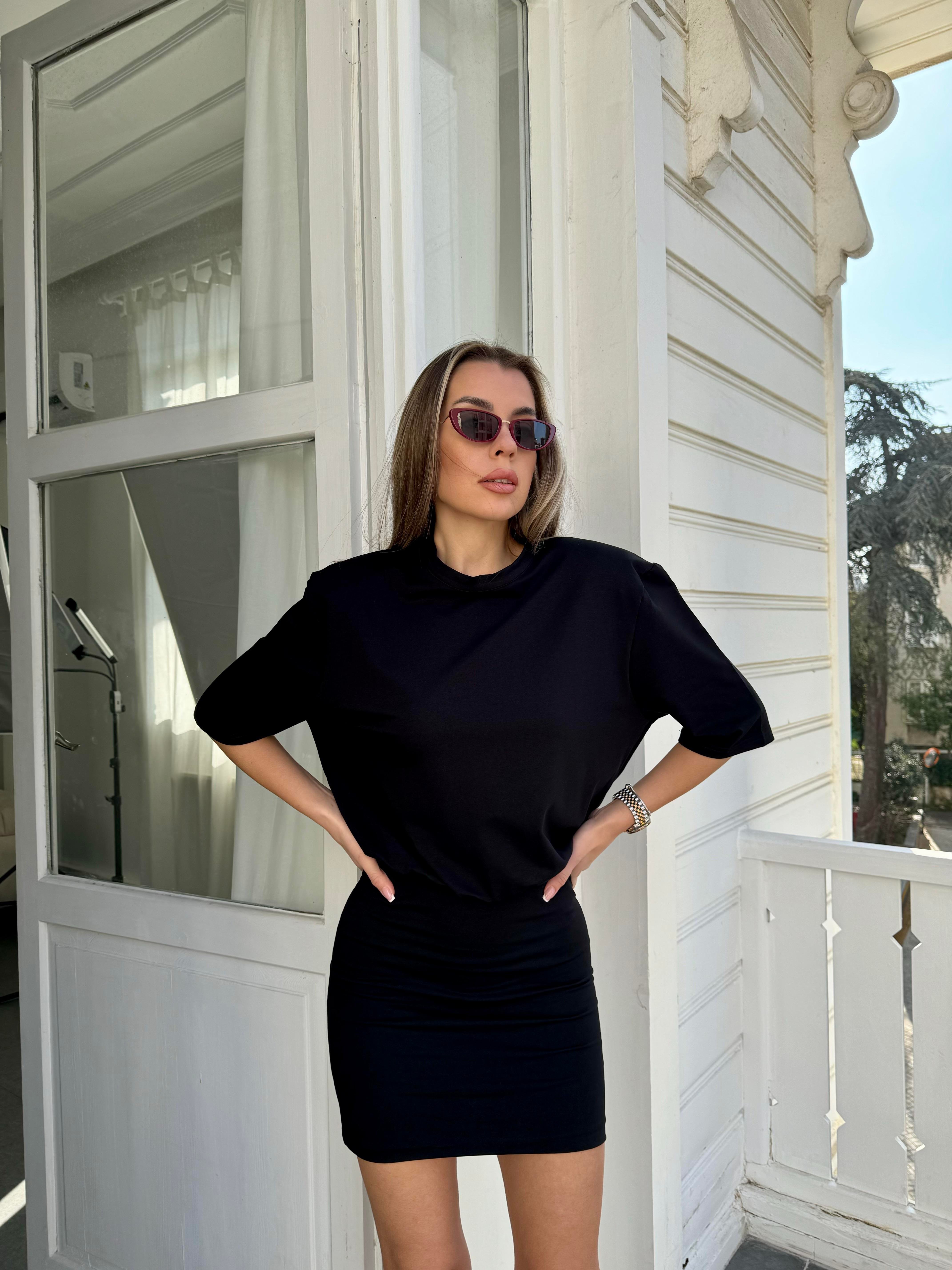 Siyah Vatkalı Elbise