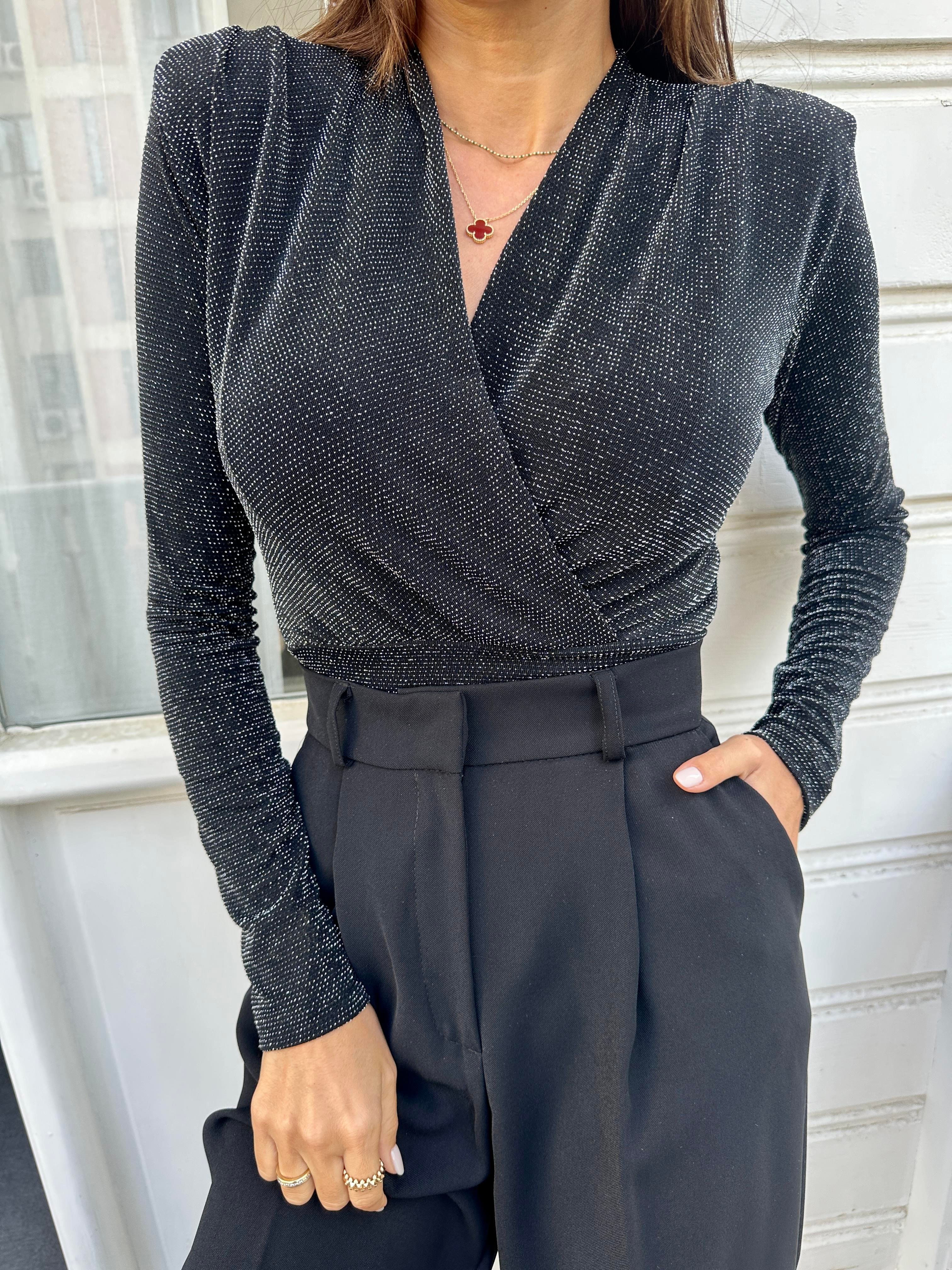 Siyah Vatkalı Sim Detaylı Bluz