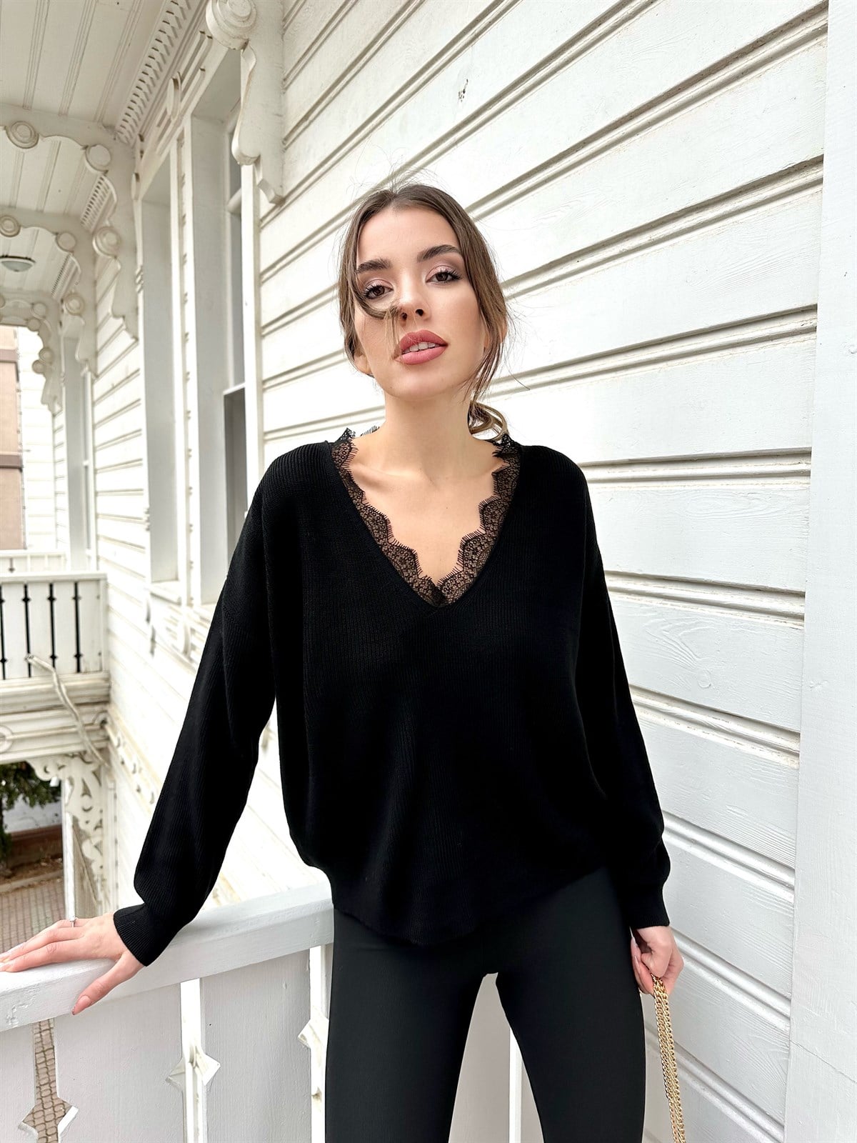 Siyah  Yakası Dantelli Triko