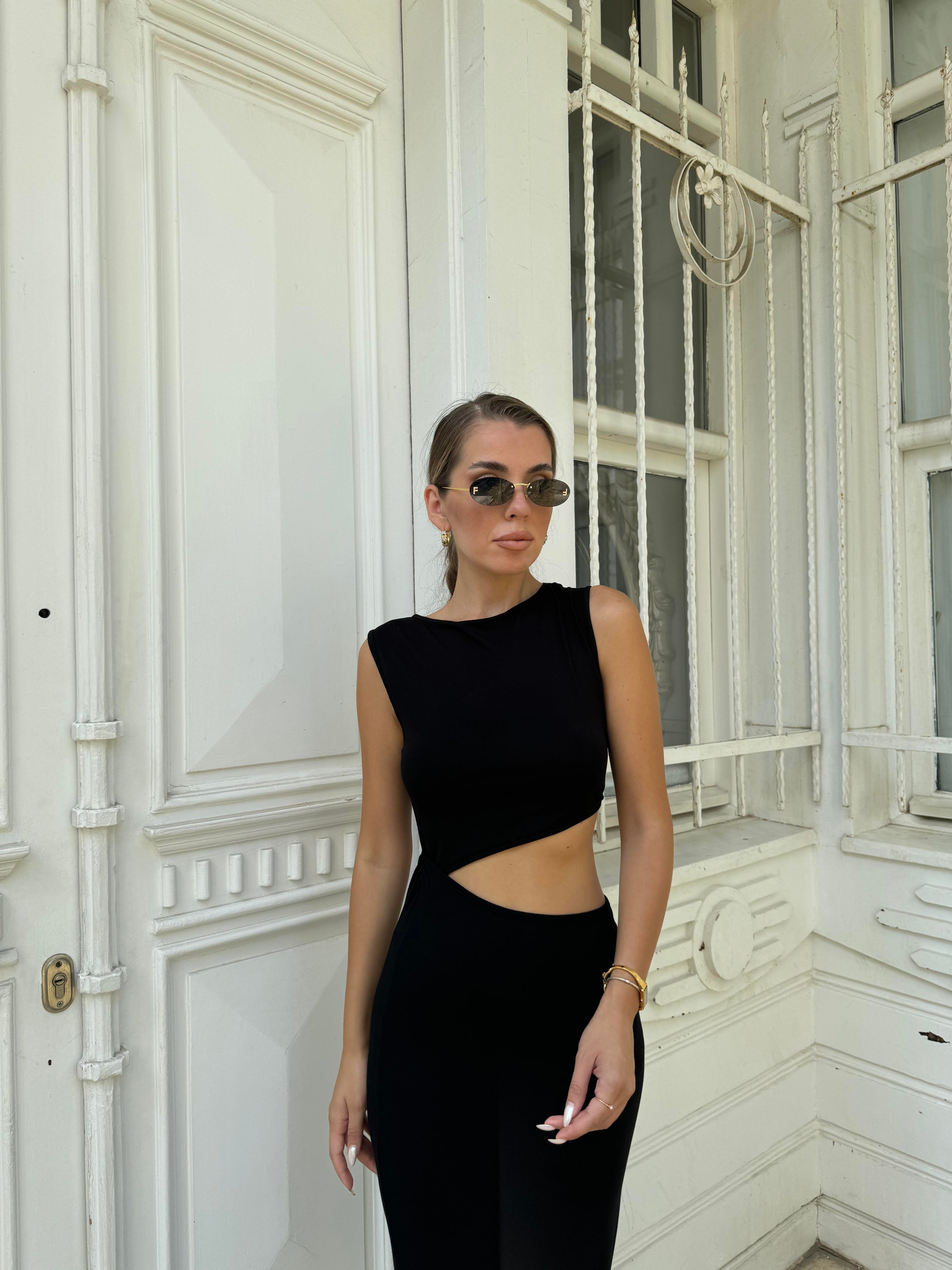 Siyah Yan Dekolteli Uzun Elbise