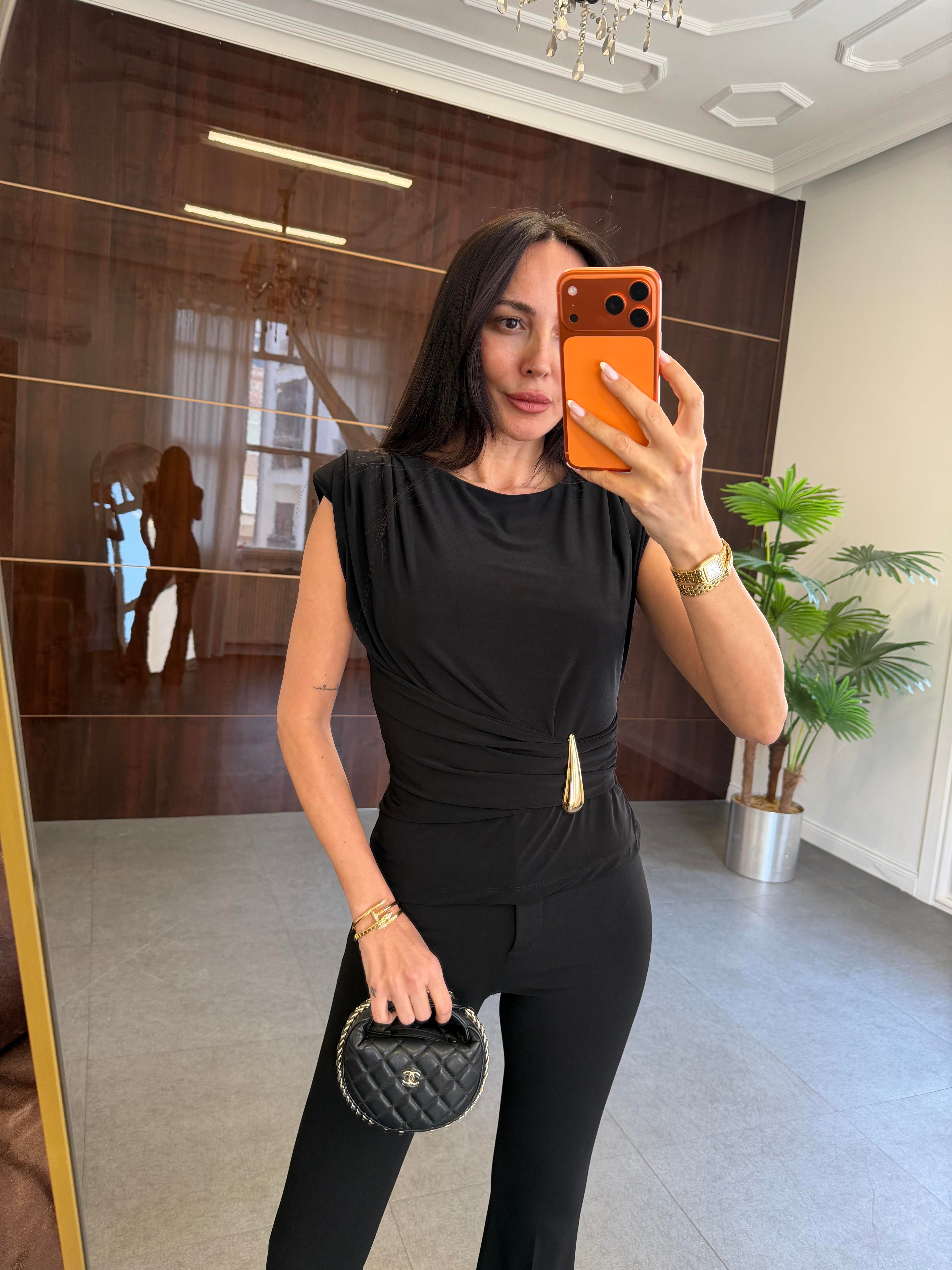 Siyah Yandan Tokalı Bluz