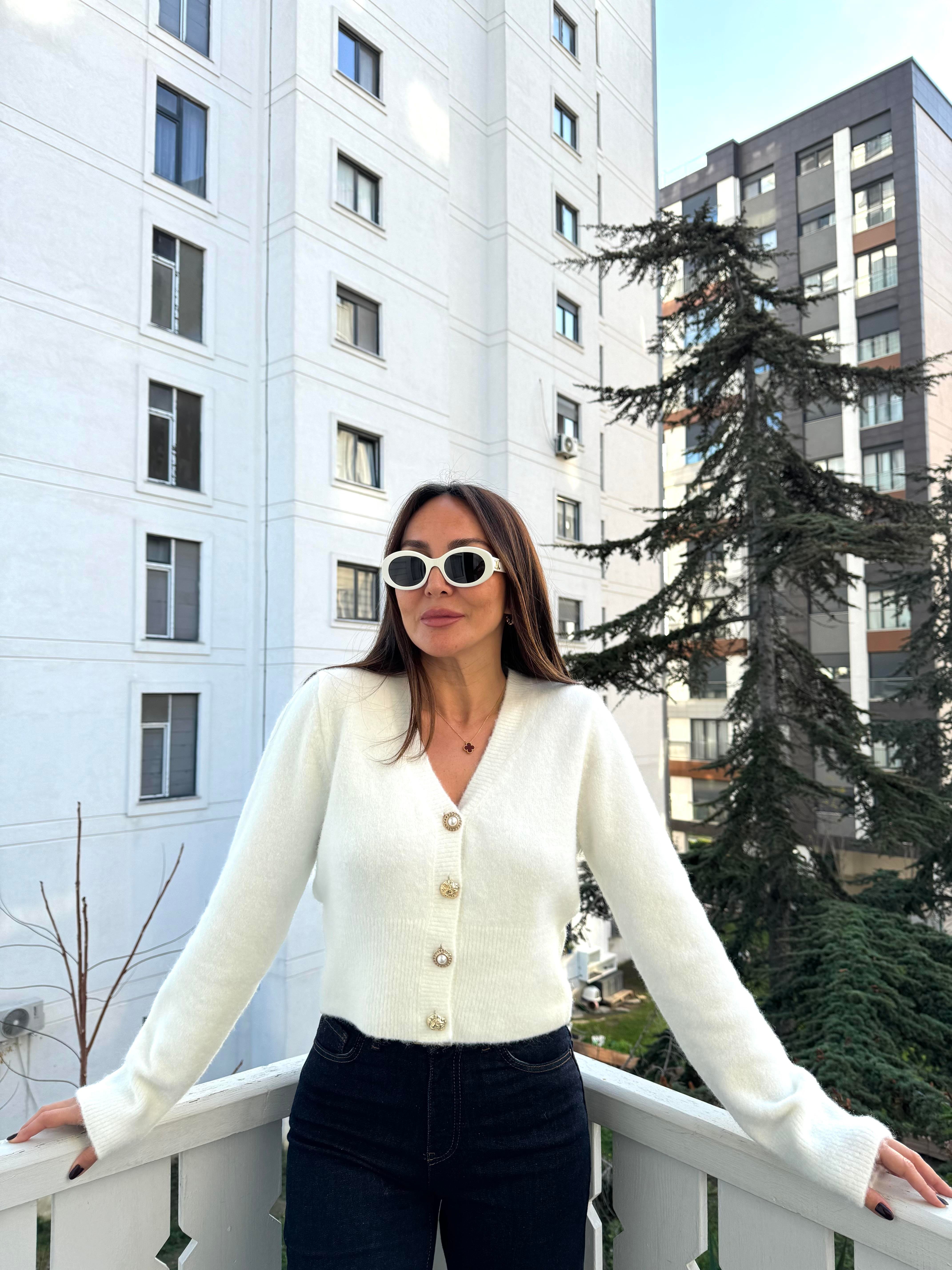 V YAKA DÜĞMELİ TRİKO HIRKA