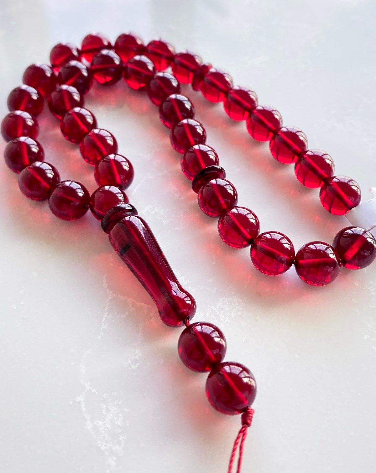 8 mm Küre Kesim Dominik Kırmızı Damla Kehribar Tesbih