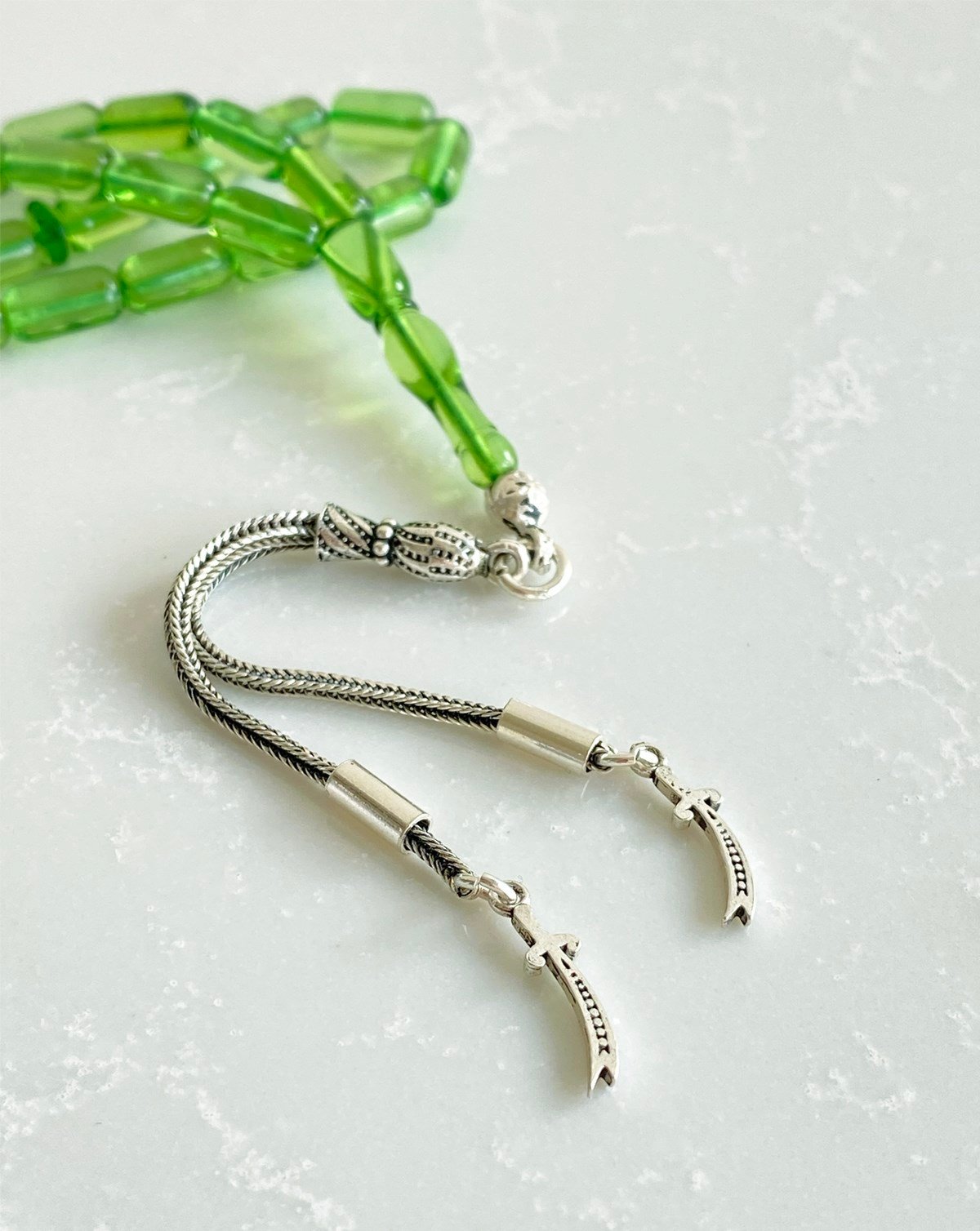 925 Ayar Gümüş Püsküllü Silindir Kesim Yeşil Damla Kehribar Tesbih