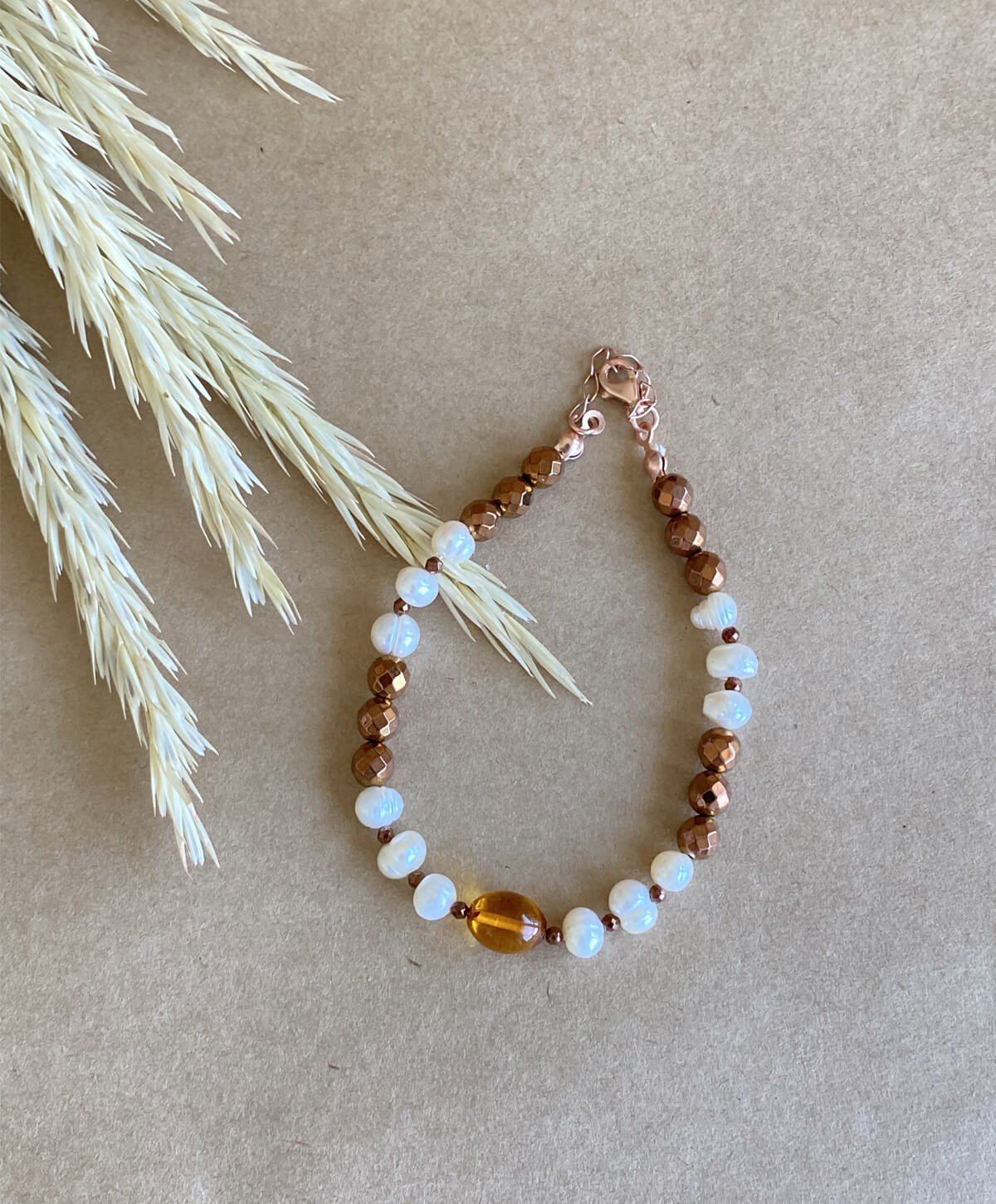 İnci Hematit Taşlı Karamel Rengi Kehribar Bileklik