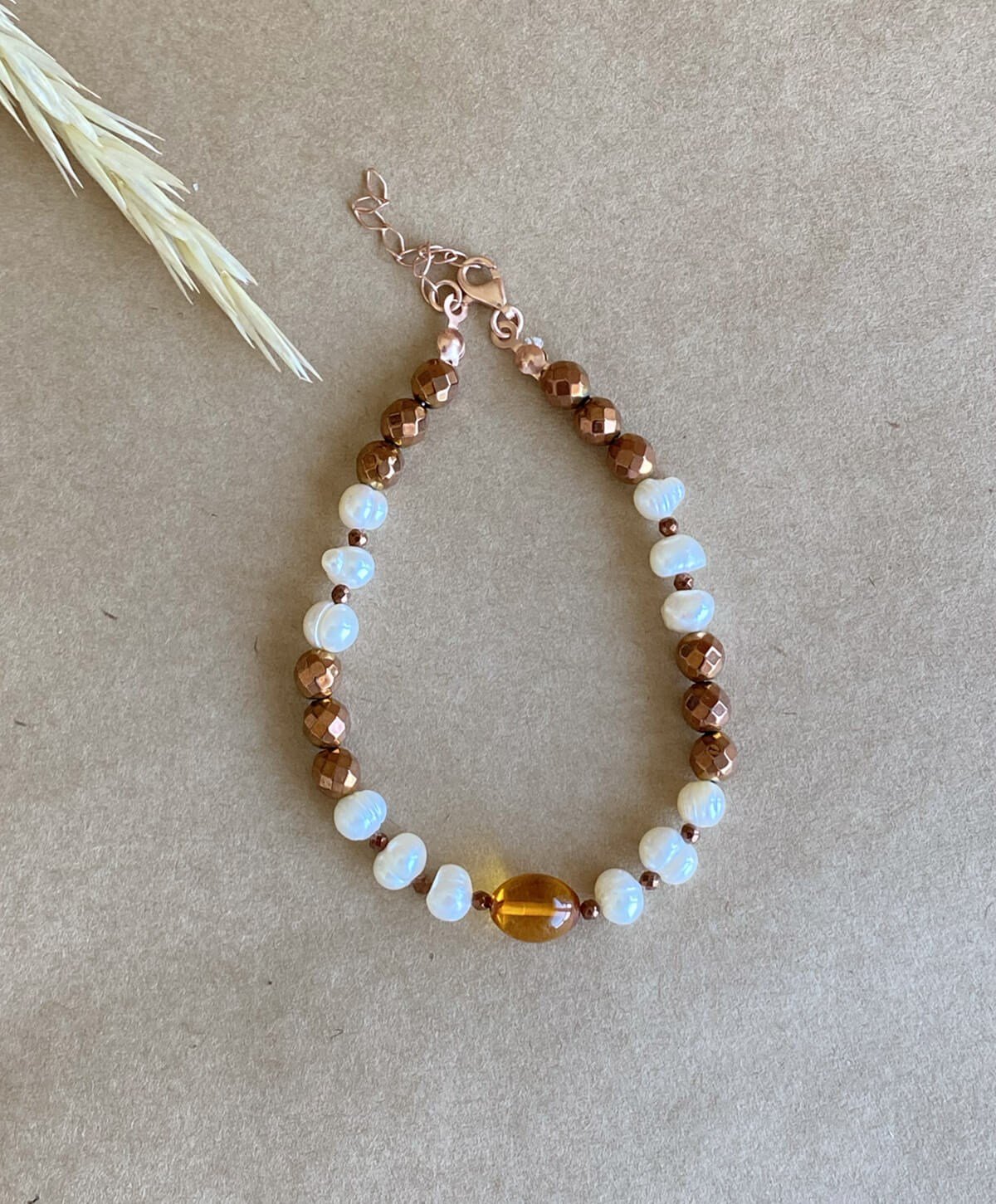 İnci Hematit Taşlı Karamel Rengi Kehribar Bileklik