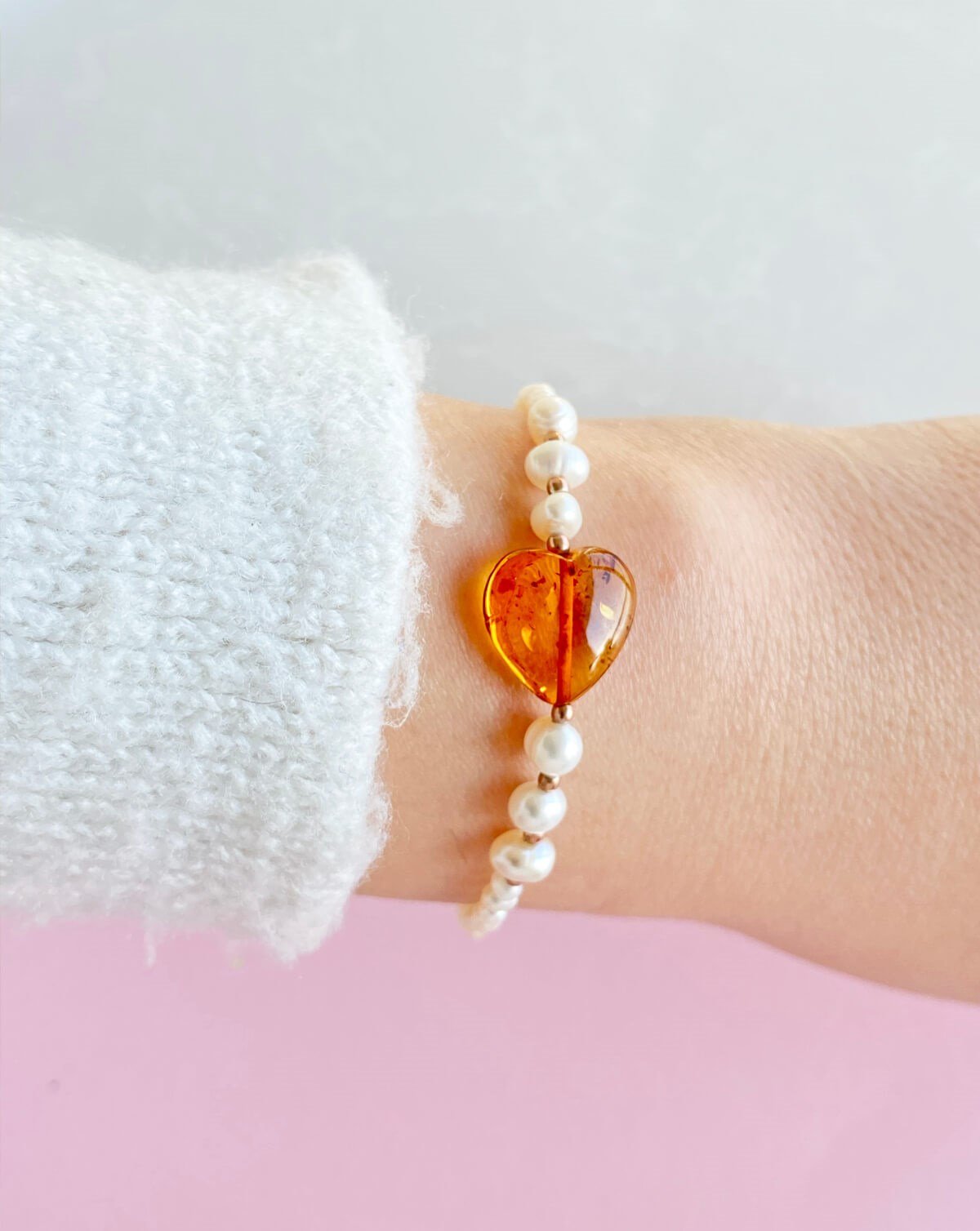 İnci Taşlı Kalpli Karamel Rengi Kehribar Bileklik
