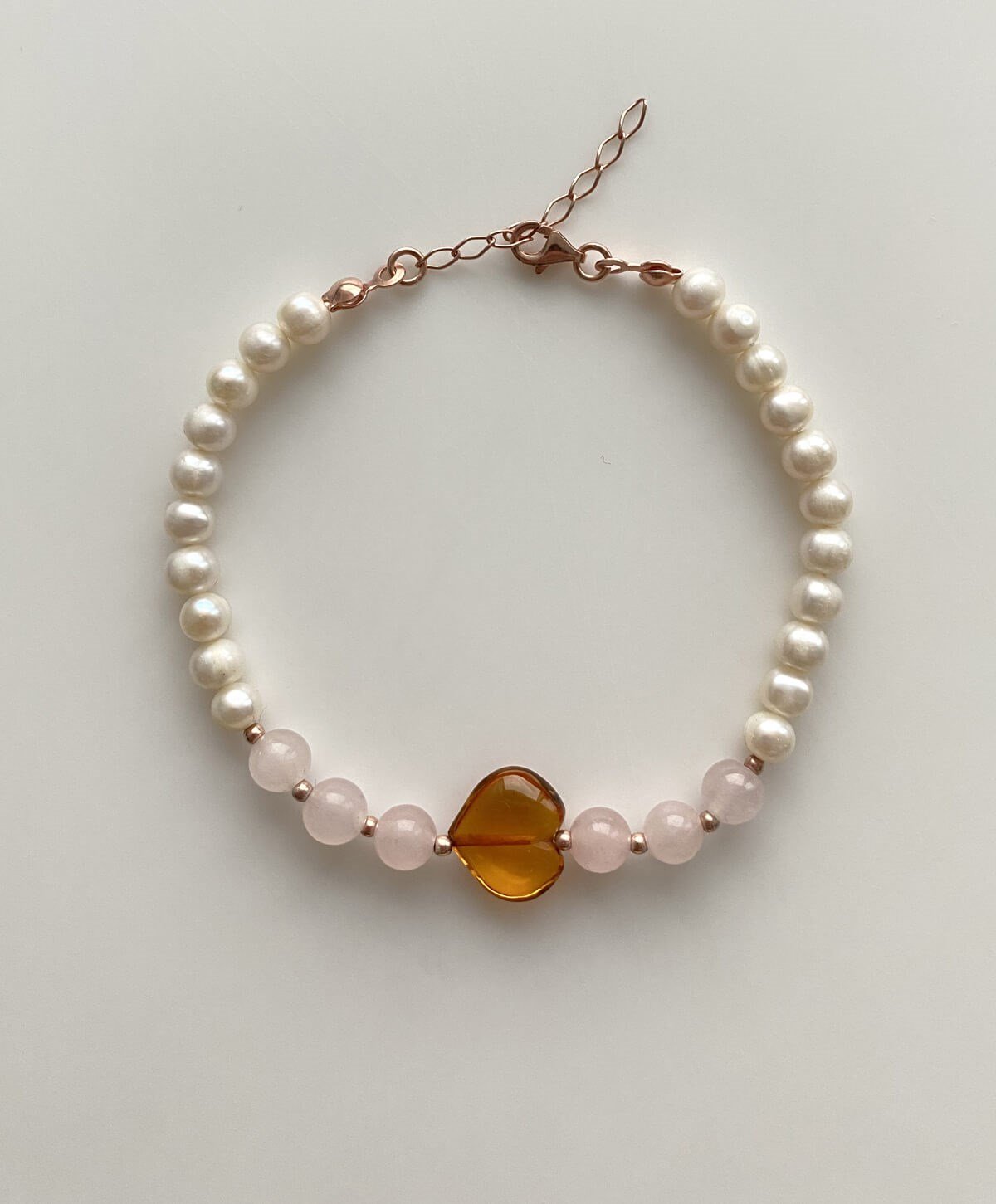 İnci Quartz Taşlı Kalpli Karamel Rengi Kehribar Bileklik