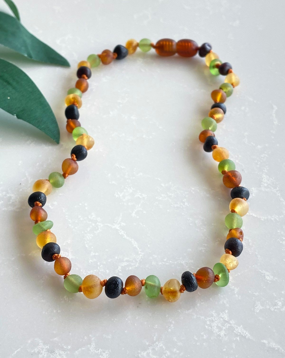 Mat Karayip Yeşili Çok Renkli Kehribar Kolye