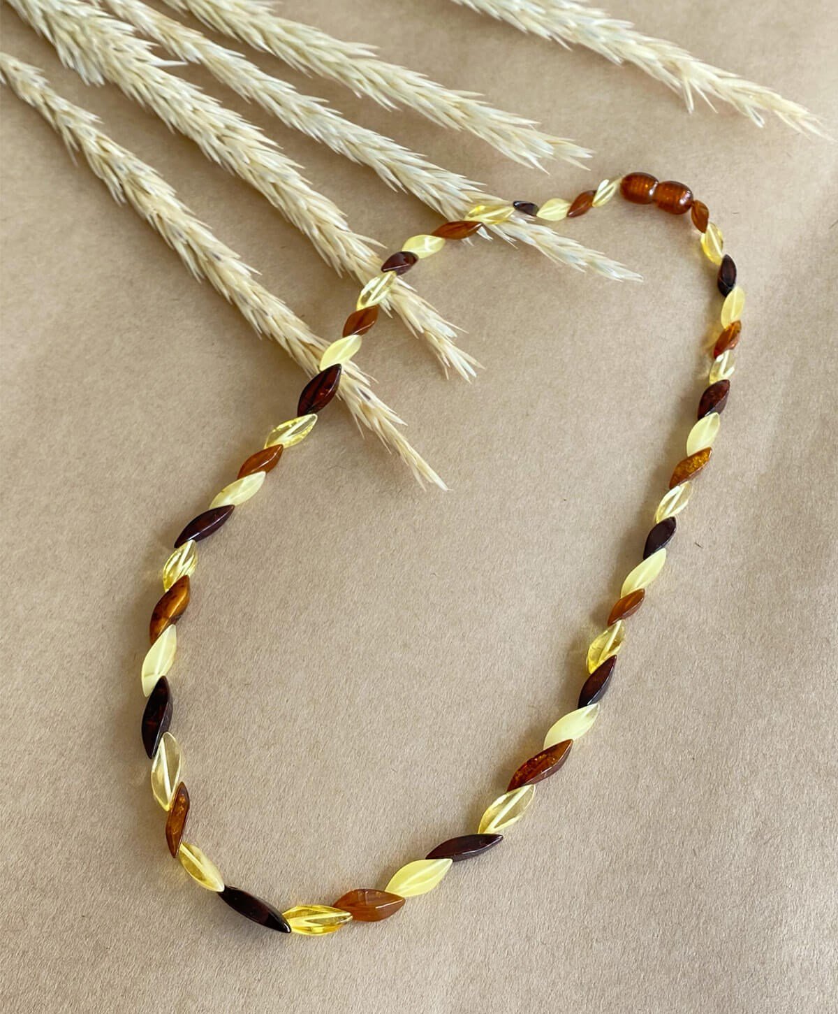 Özel Kesim Çok Renkli Kehribar Kolye