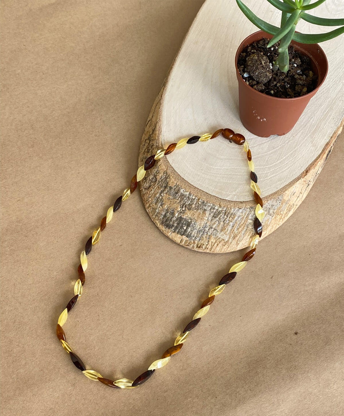 Özel Kesim Çok Renkli Kehribar Kolye