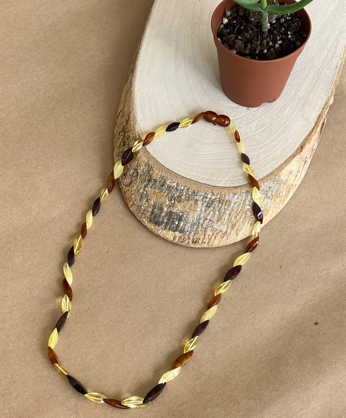 Özel Kesim Çok Renkli Kehribar Kolye