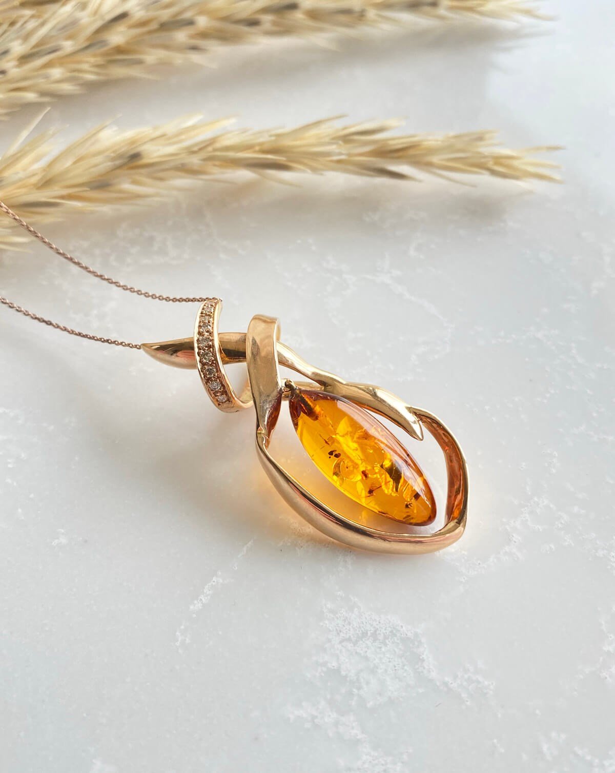 Sultanım Serisi Pırlantalı Altın Burgu Kehribar Kolye