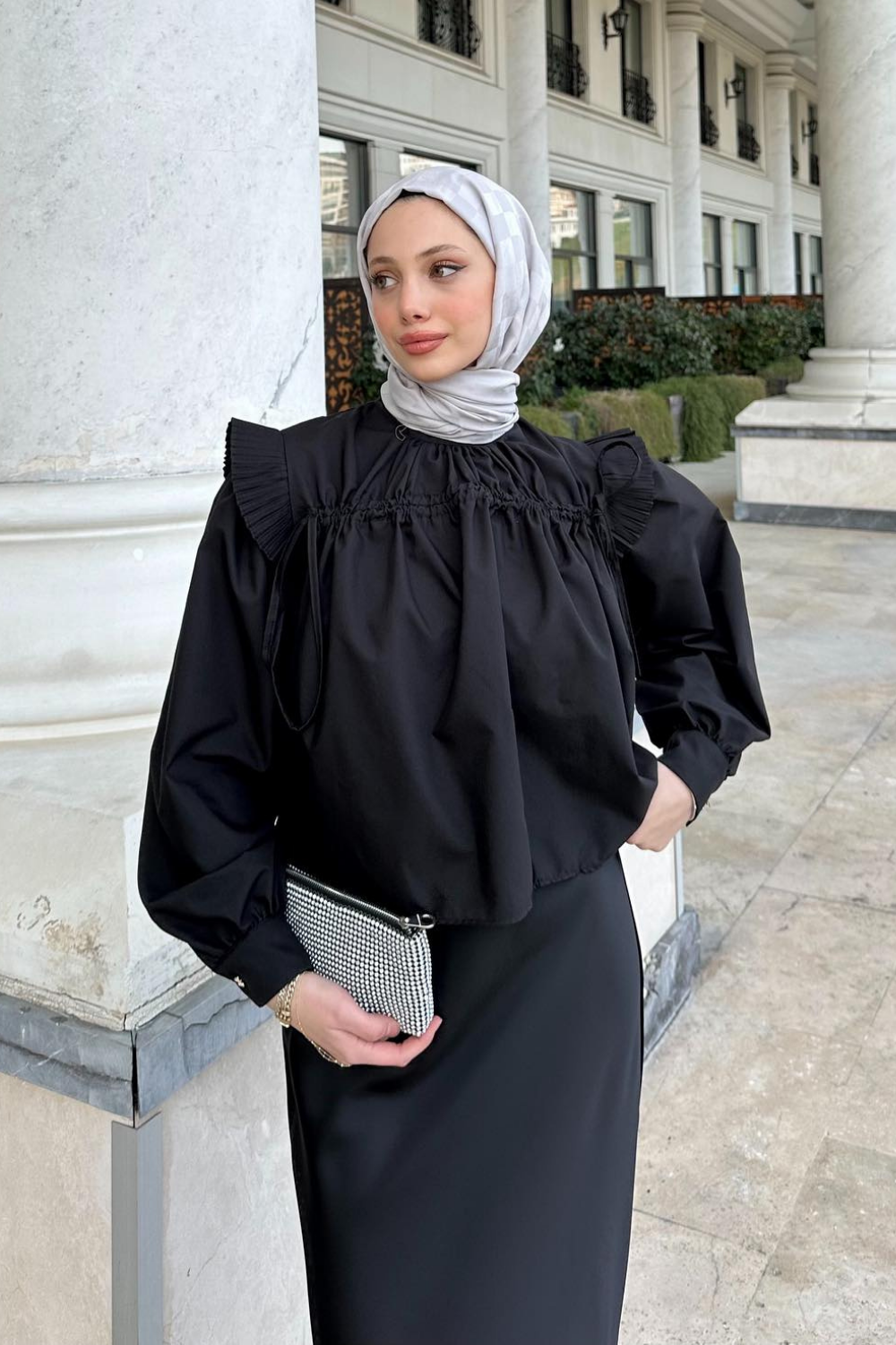 KOL VOLANI PİLİSELİ BLUZ SİYAH