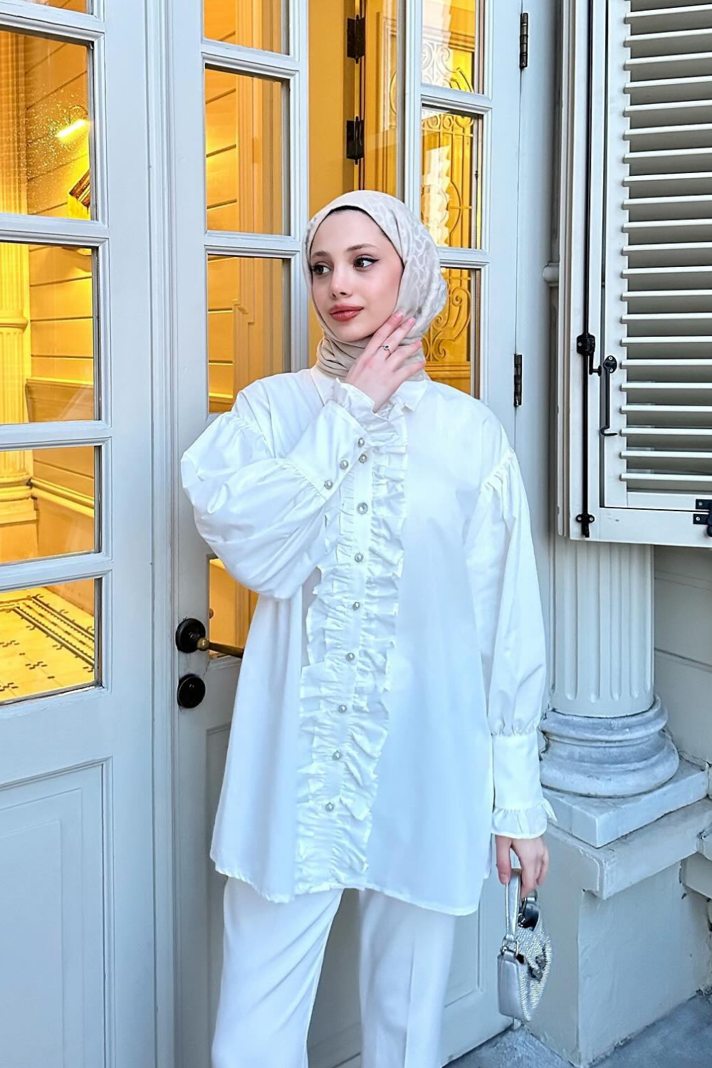 ÖNÜ ÇİFT FIRFIRLI GÖMLEK BEYAZ
