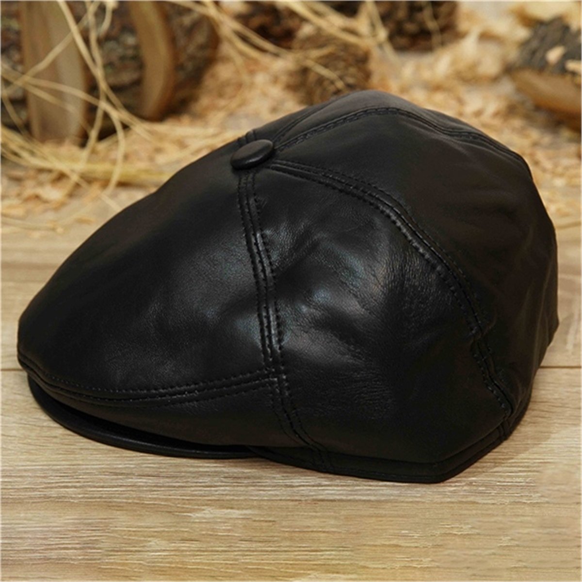 KULAKLI DERİ KASKET