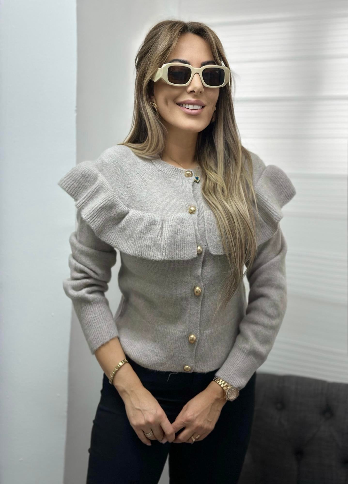 Gold Düğmeli Fırfırlı Taş HırkaYeni Gelenler ModayGold Düğmeli Fırfırlı Taş Hırka