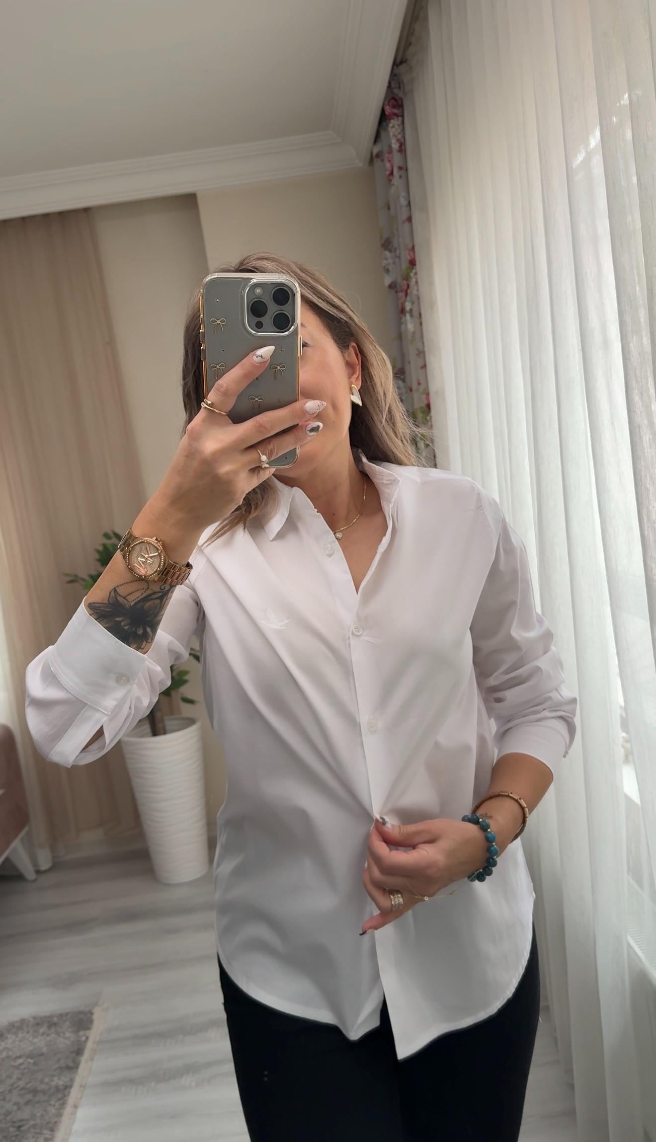 Likralı Nakışlı Beyaz GömlekYeni Gelenler ModayLikralı Nakışlı Beyaz Gömlek