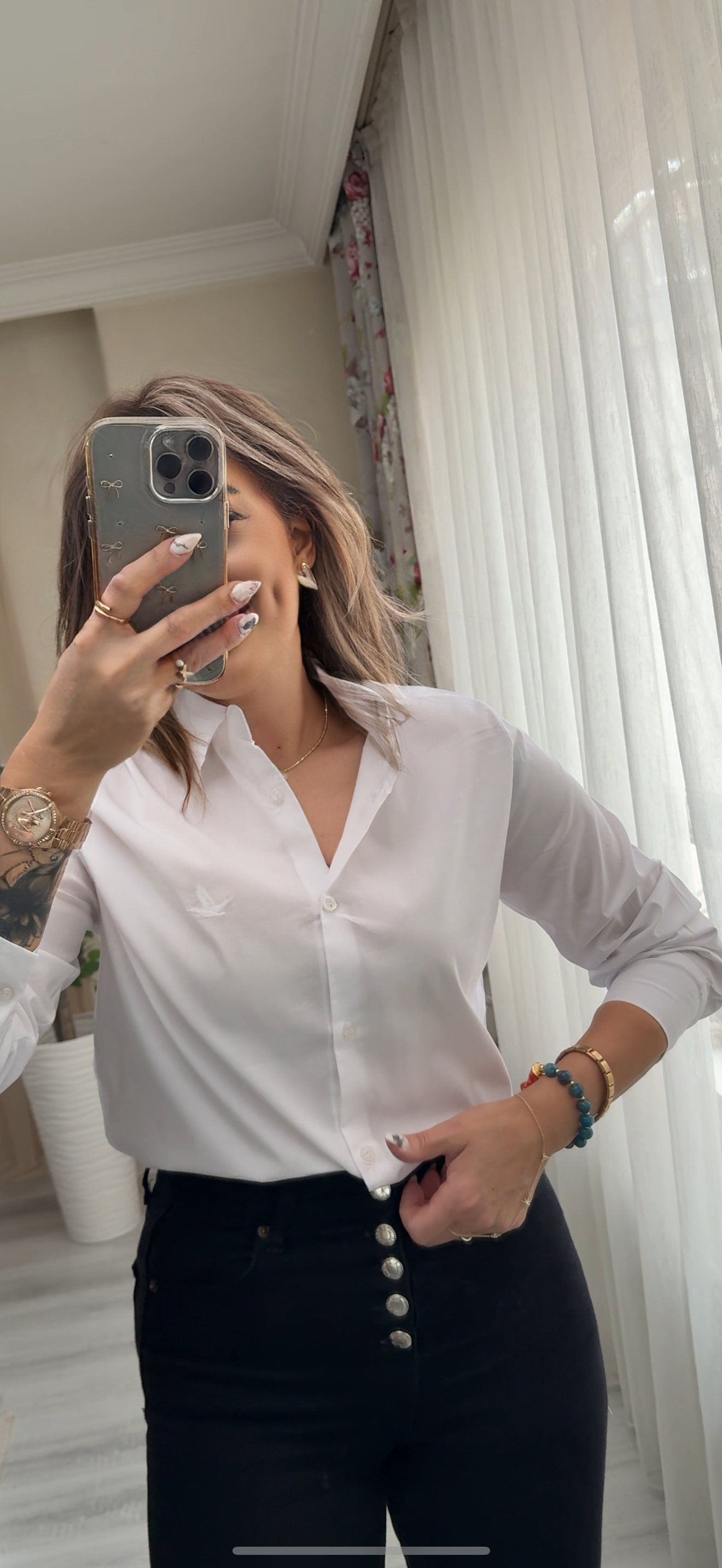 Likralı Nakışlı Beyaz GömlekYeni Gelenler ModayLikralı Nakışlı Beyaz Gömlek