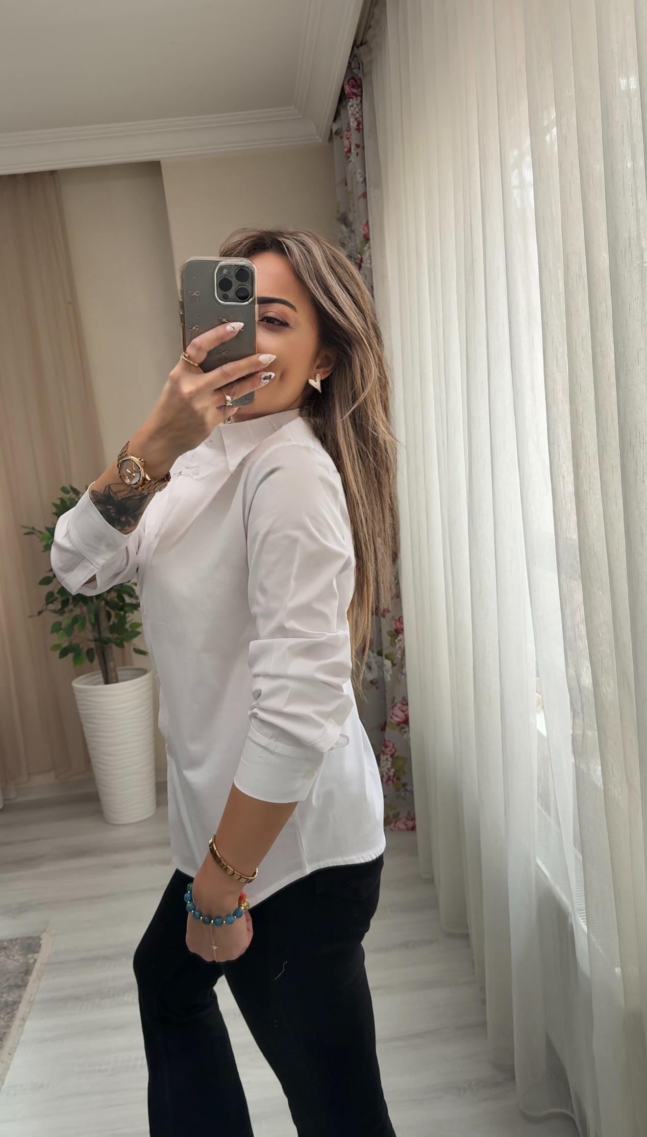 Likralı Nakışlı Beyaz GömlekYeni Gelenler ModayLikralı Nakışlı Beyaz Gömlek