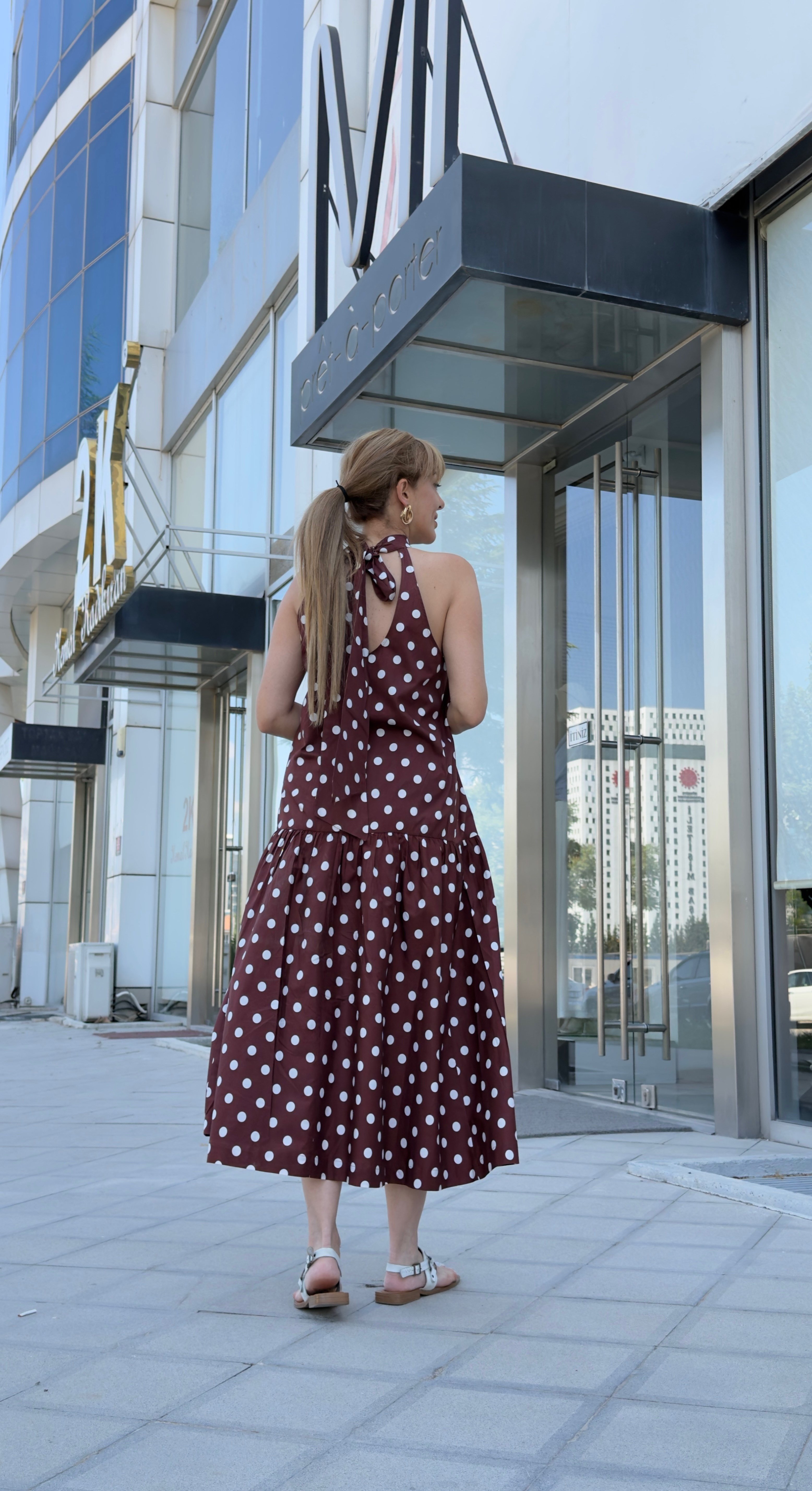 MODAYBUTİKKahve Puantiyeli Halter Yaka  Volan Detay Maxi Elbise