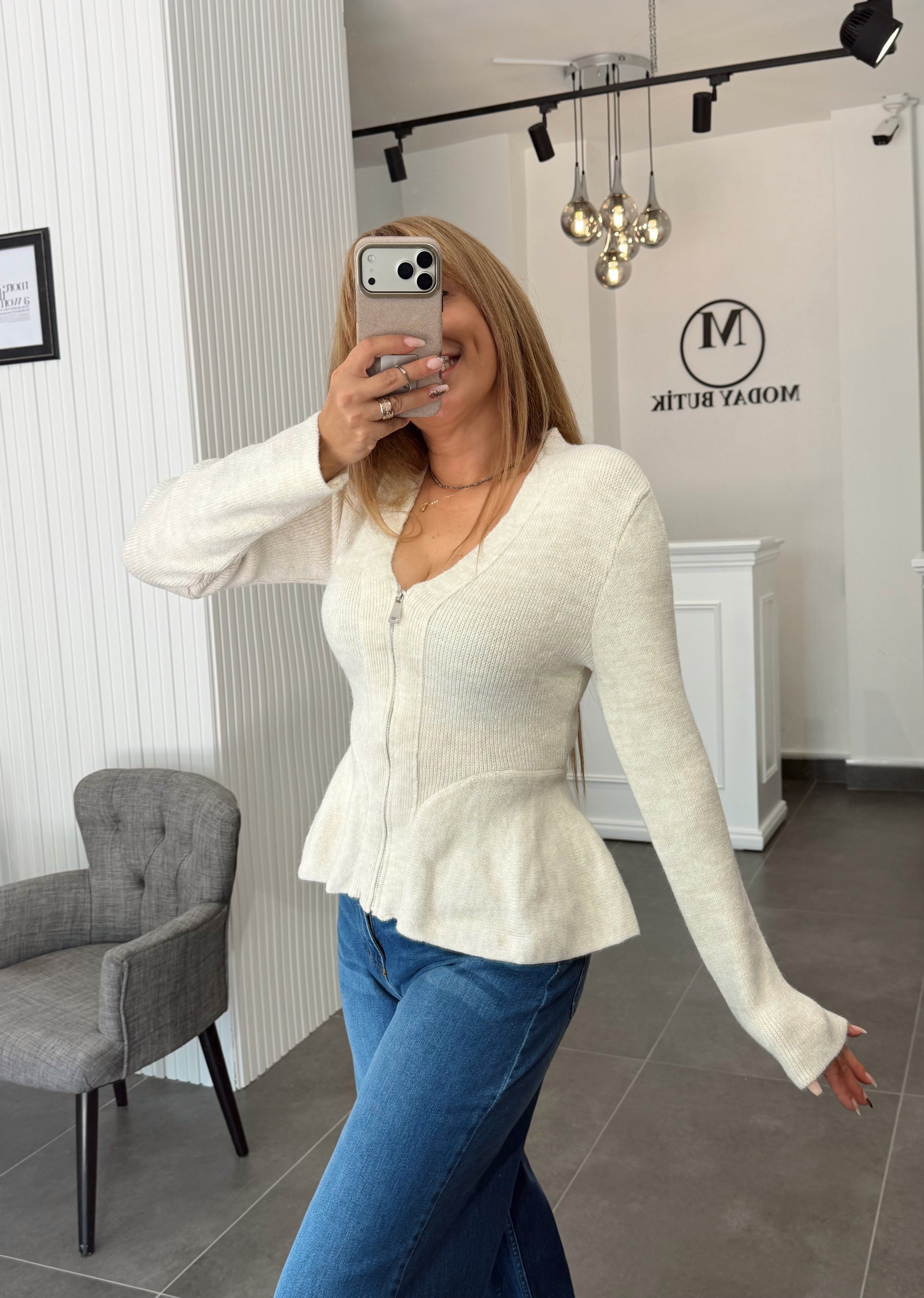 MODAYBUTİKKrem Önden Fermuarlı Peplum Yün Hırka