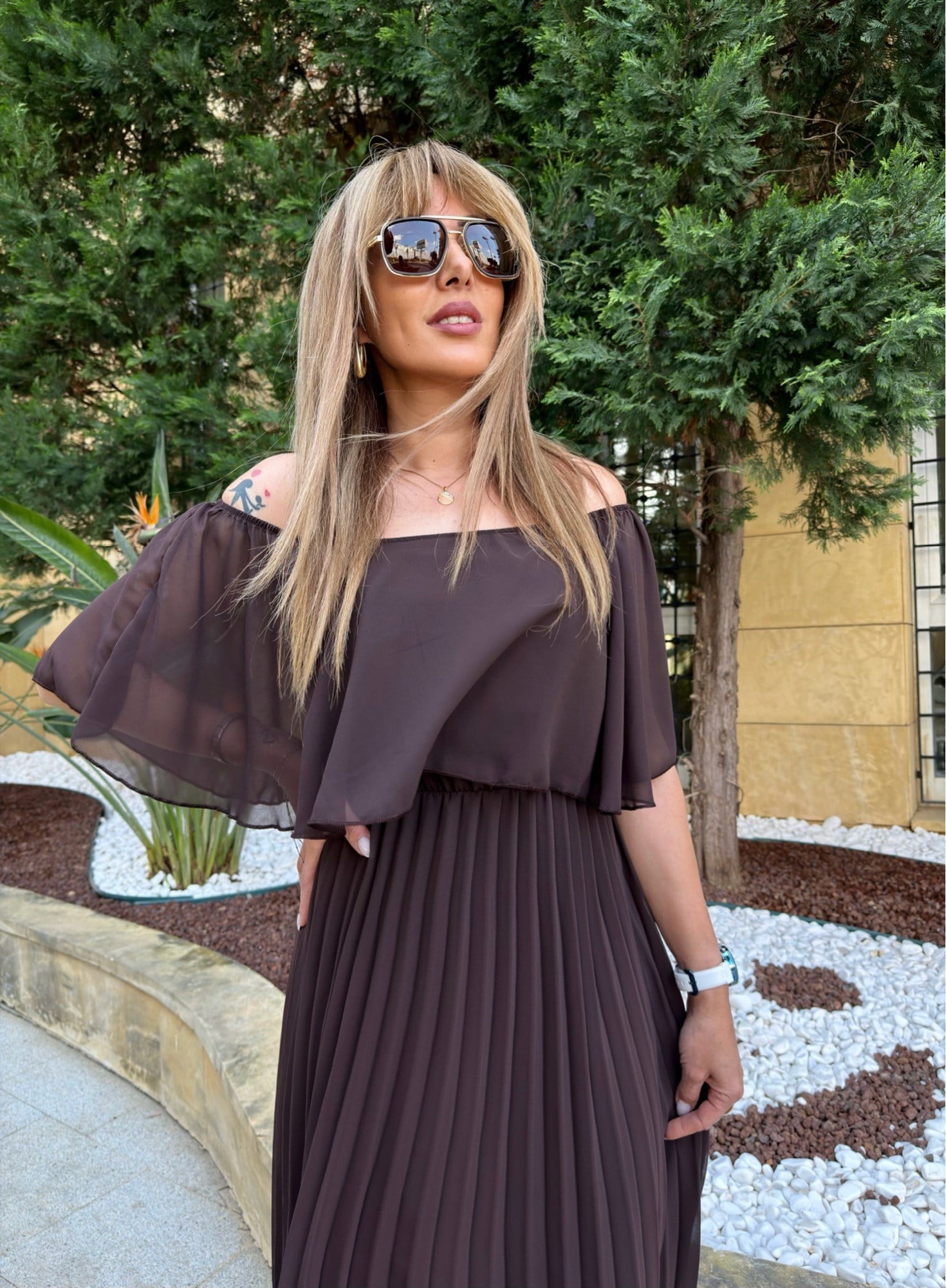 MODAYBUTİKMadonna Yaka Kahve Piliseli Midi Elbise