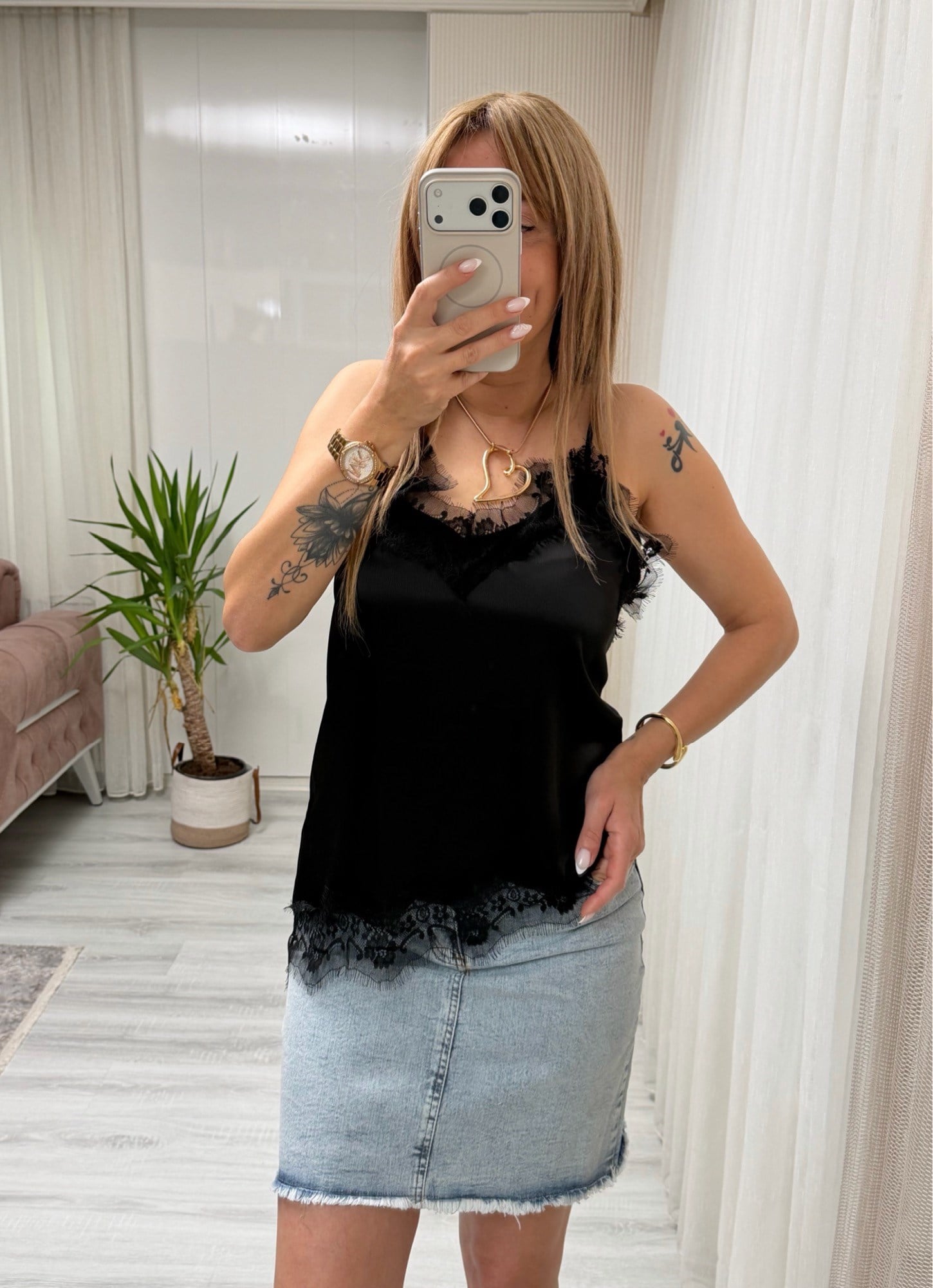 MODAYBUTİKVelvet Touch Asimetrik Dantel Detaylı Siyah Saten Bluz