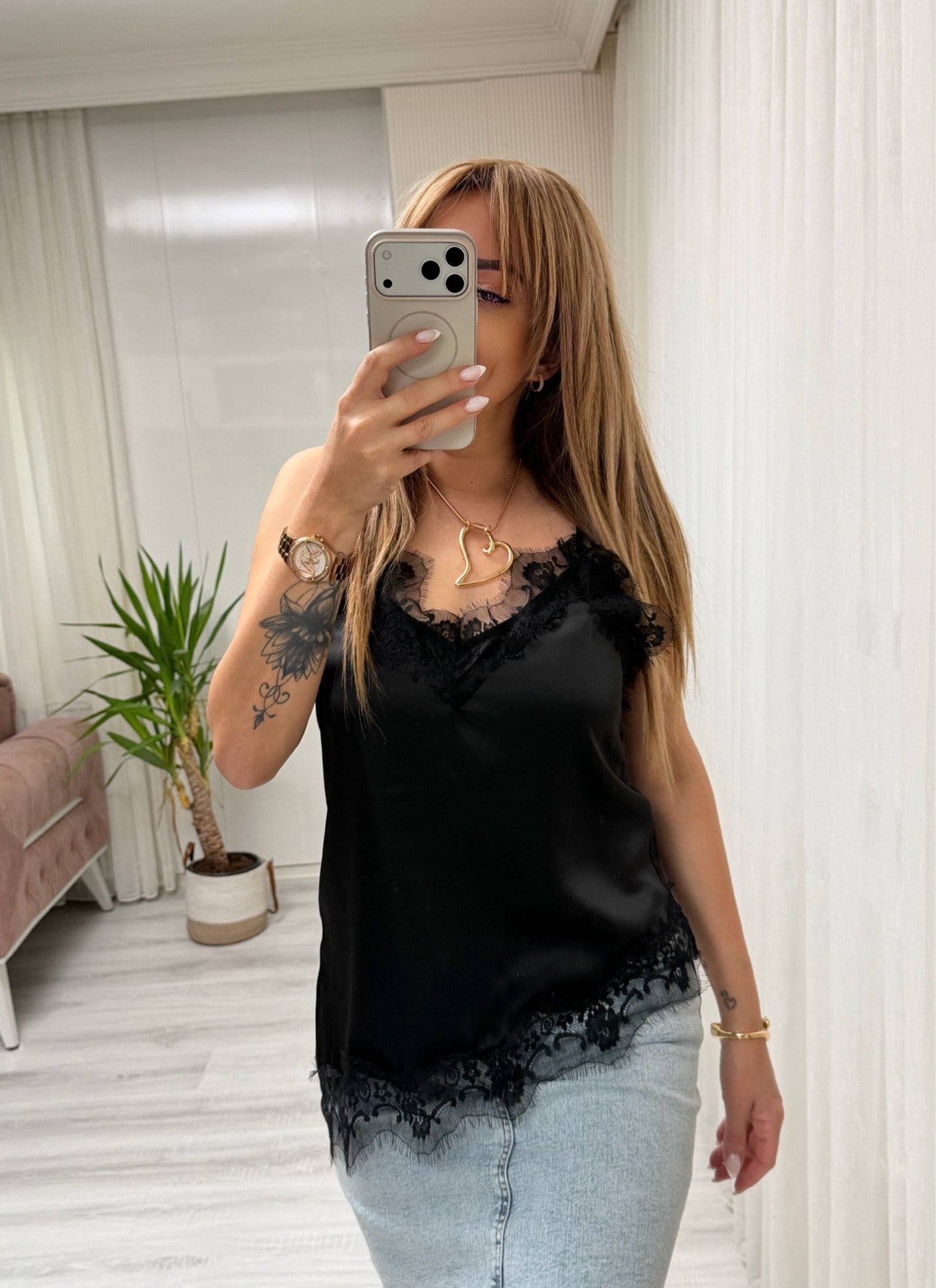 MODAYBUTİKVelvet Touch Asimetrik Dantel Detaylı Siyah Saten Bluz