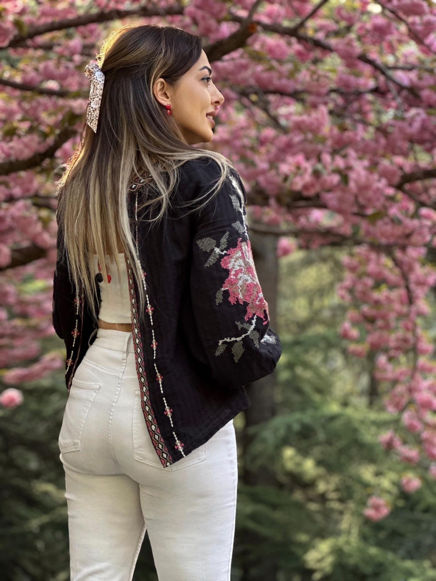 Premium Nakışlı Siyah Keten CeketYeni Gelenler ModayPremium Nakışlı Siyah Keten Ceket